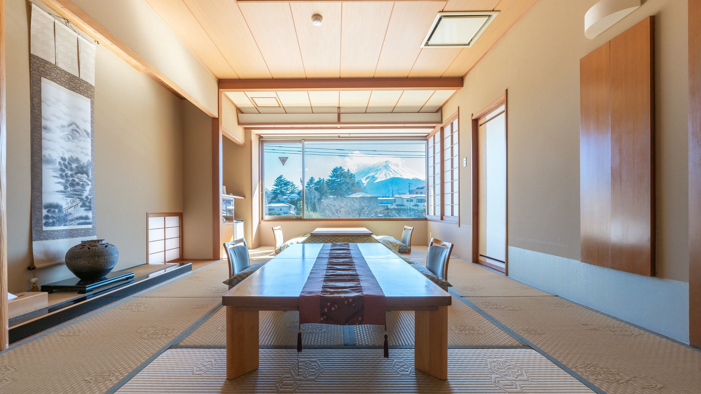 2.3F Japanese-style room with Mt. Fuji observation bath 10 tatami mats + wide-rimmed kotatsu [deluxe]