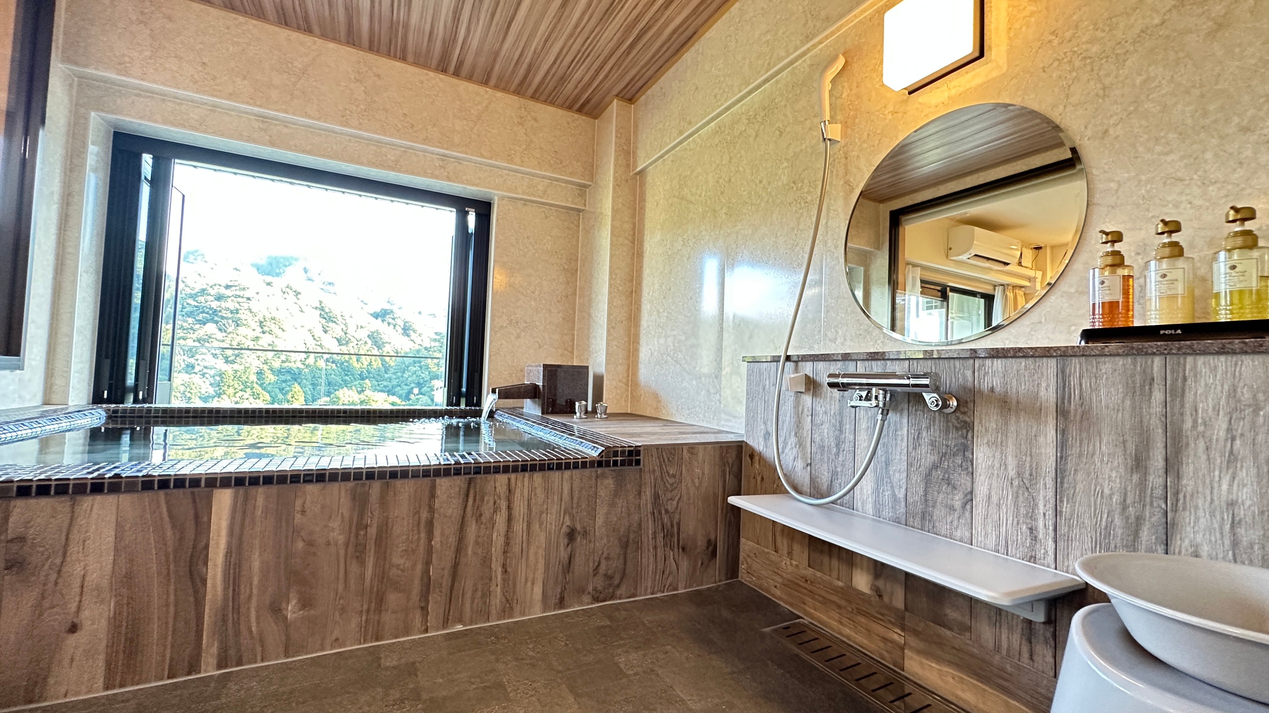 guest room bathroom