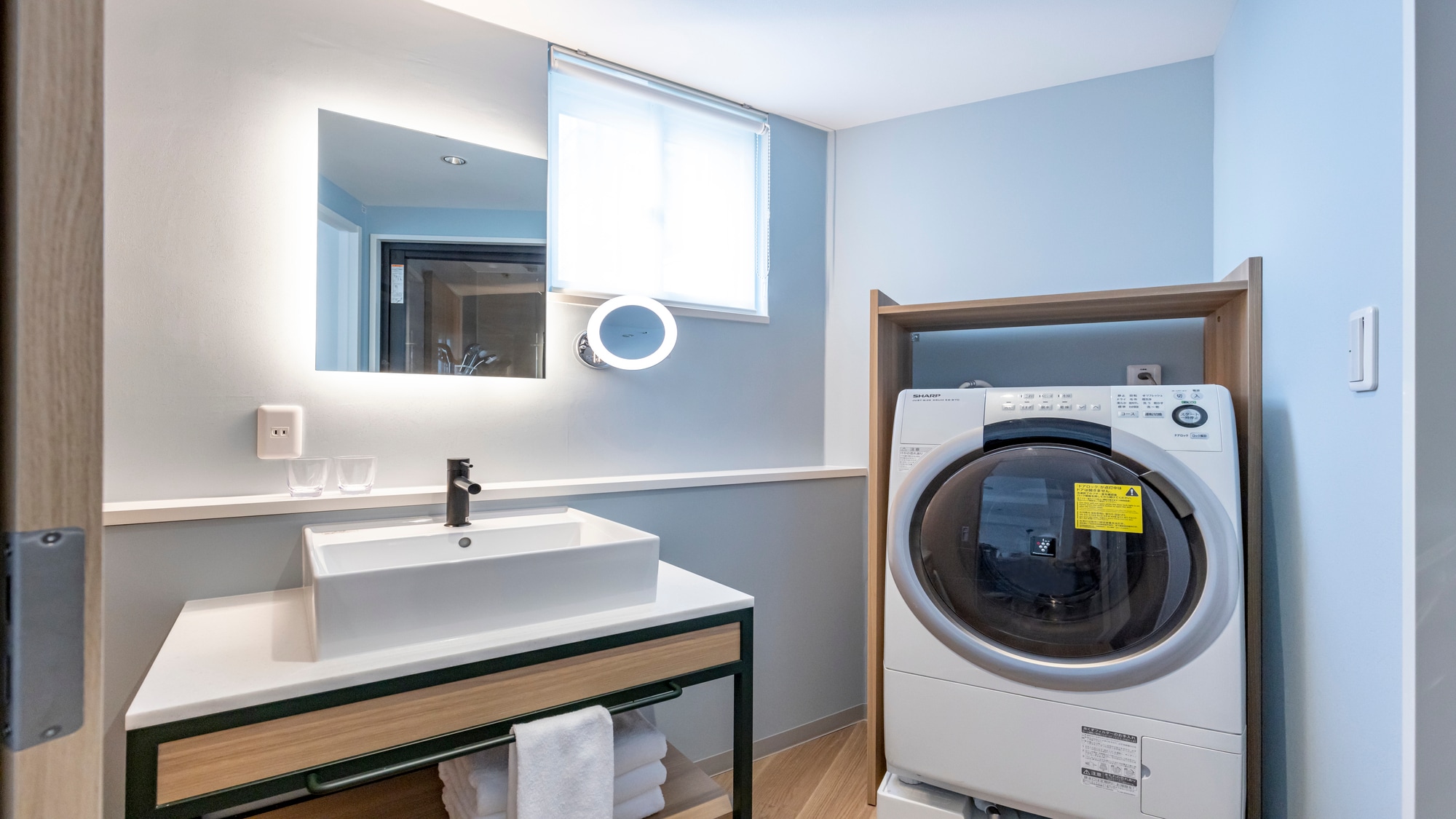 Bathroom (Deluxe Twin)