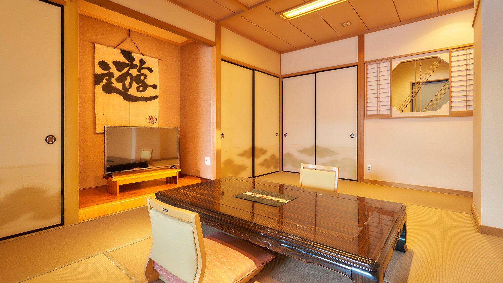 ・[Guest Room/Takasago] The Japanese-style room is a spacious 12 tatami mat room. Please stretch out your arms and legs and relax.