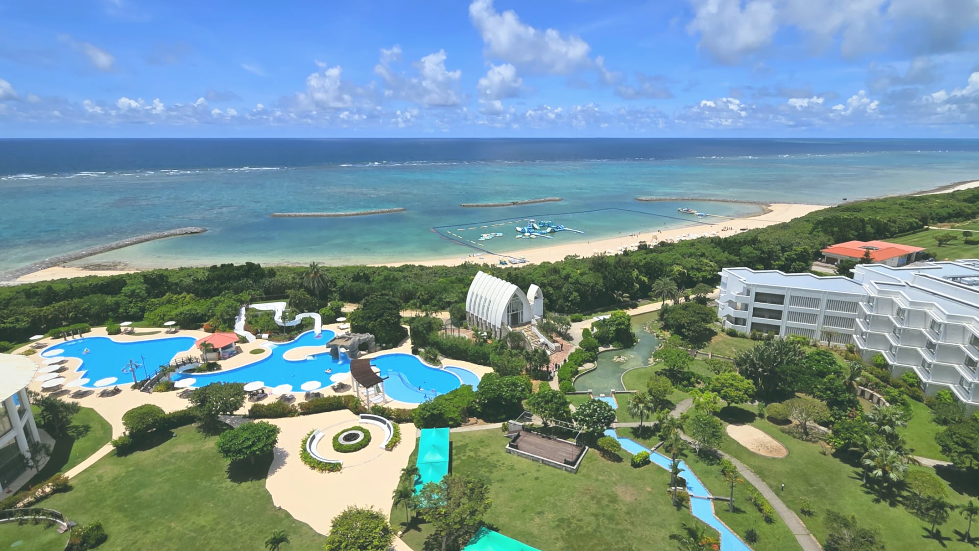 ■ Taman yang dihiasi tanaman tropis membentang di depan Pantai Maesato