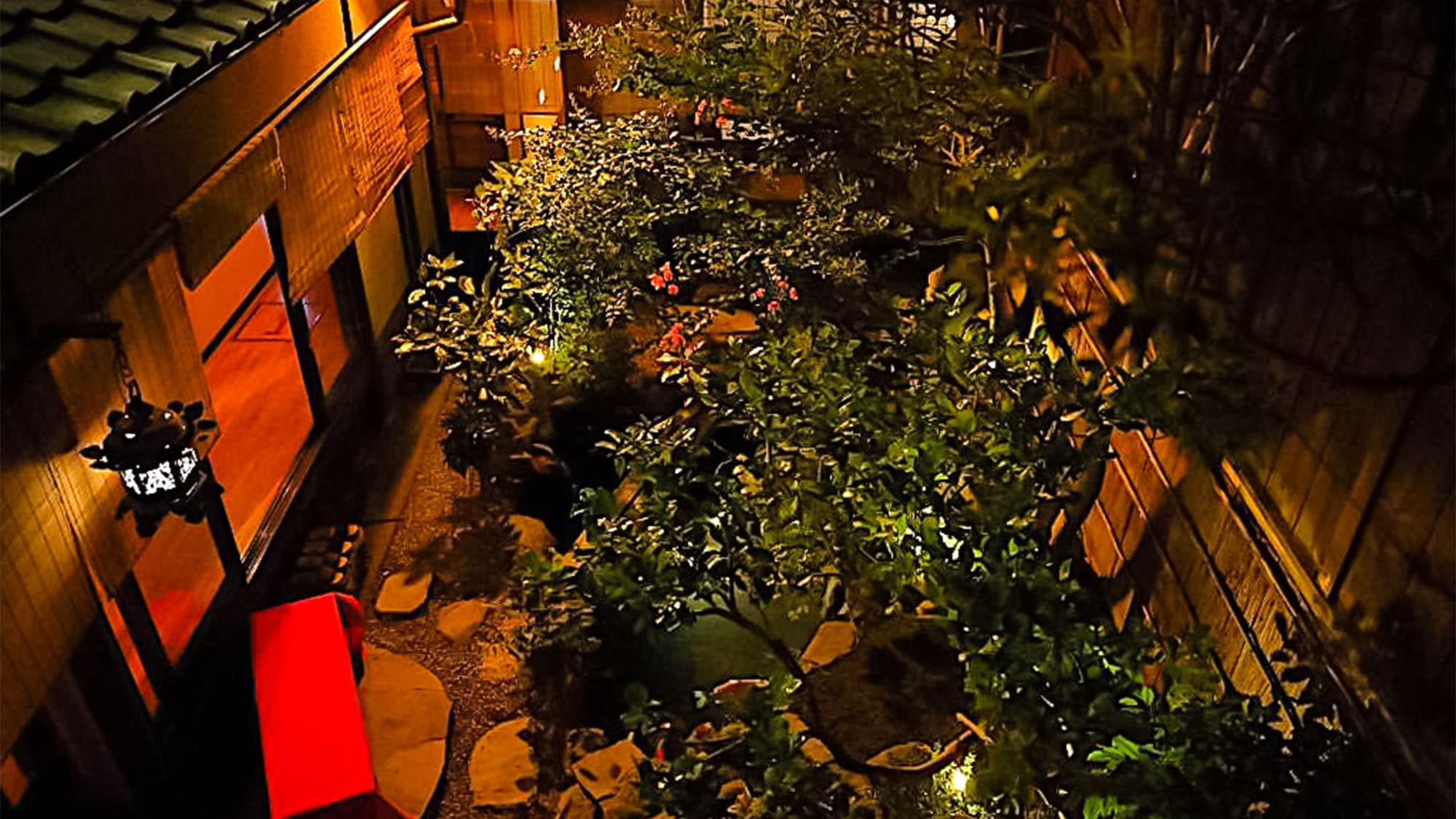 ・<日式雙床房> 夜晚的庭院燈火通明，氣氛溫馨。
