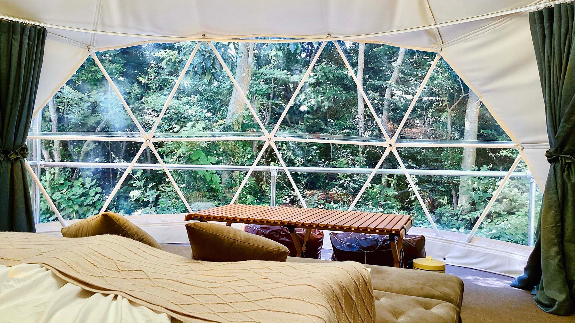 ・[Dome-shaped tent] You'll feel like you're living in the forest. You'll have a relaxing time surrounded by greenery.