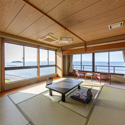 The corner rooms have spectacular ocean views.