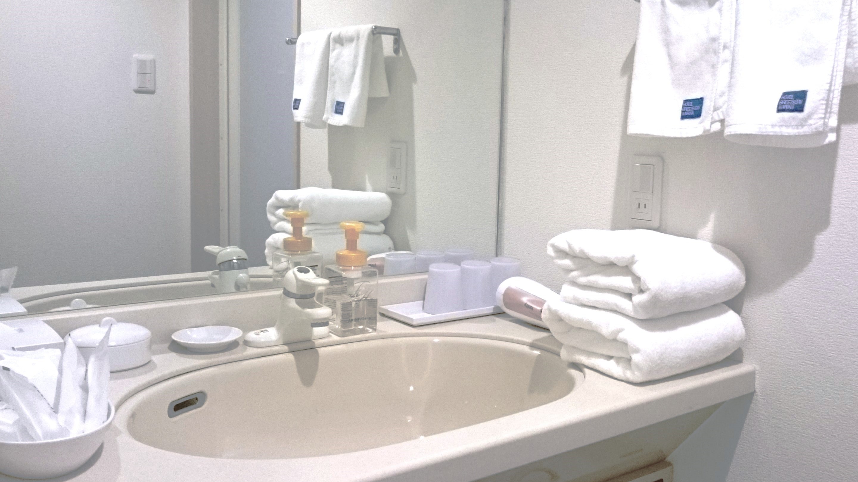 [Powder room] The washroom space is fully equipped with amenities.