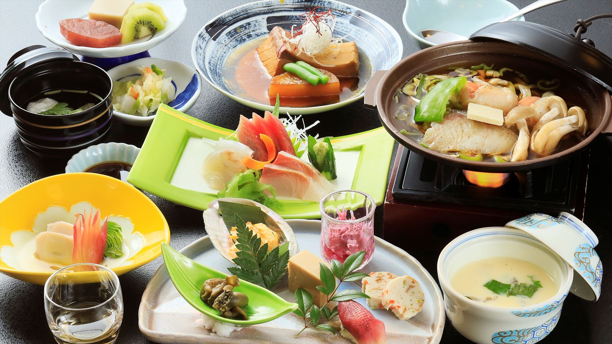 以三陆海鲜为主，充分利用当季食材的“三陆蓬莱怀石”套餐示例