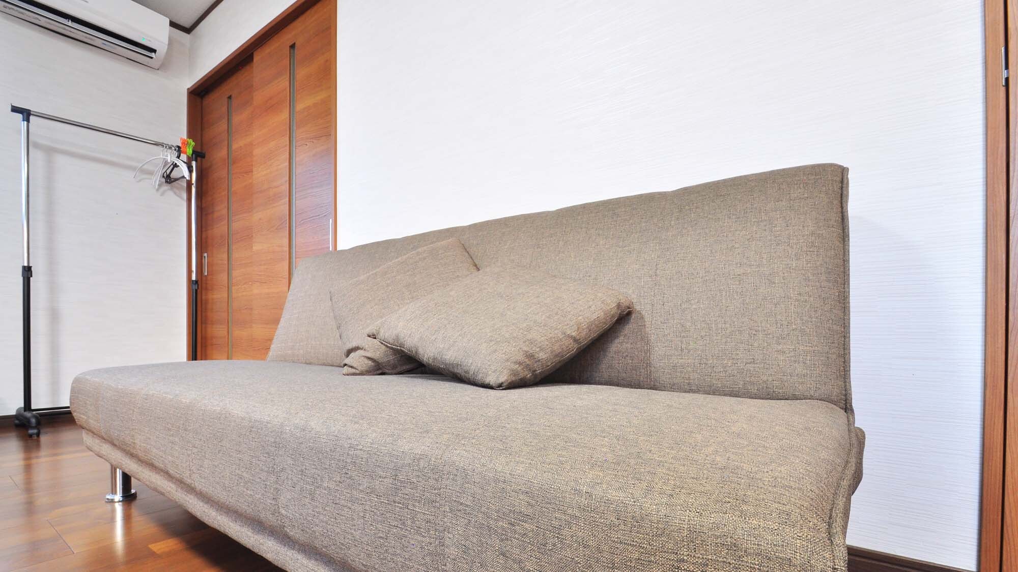 [Living room] 4-seater sofa