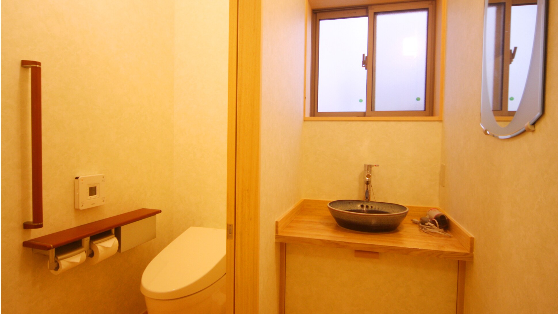 Ama: There is a ceramic washbasin