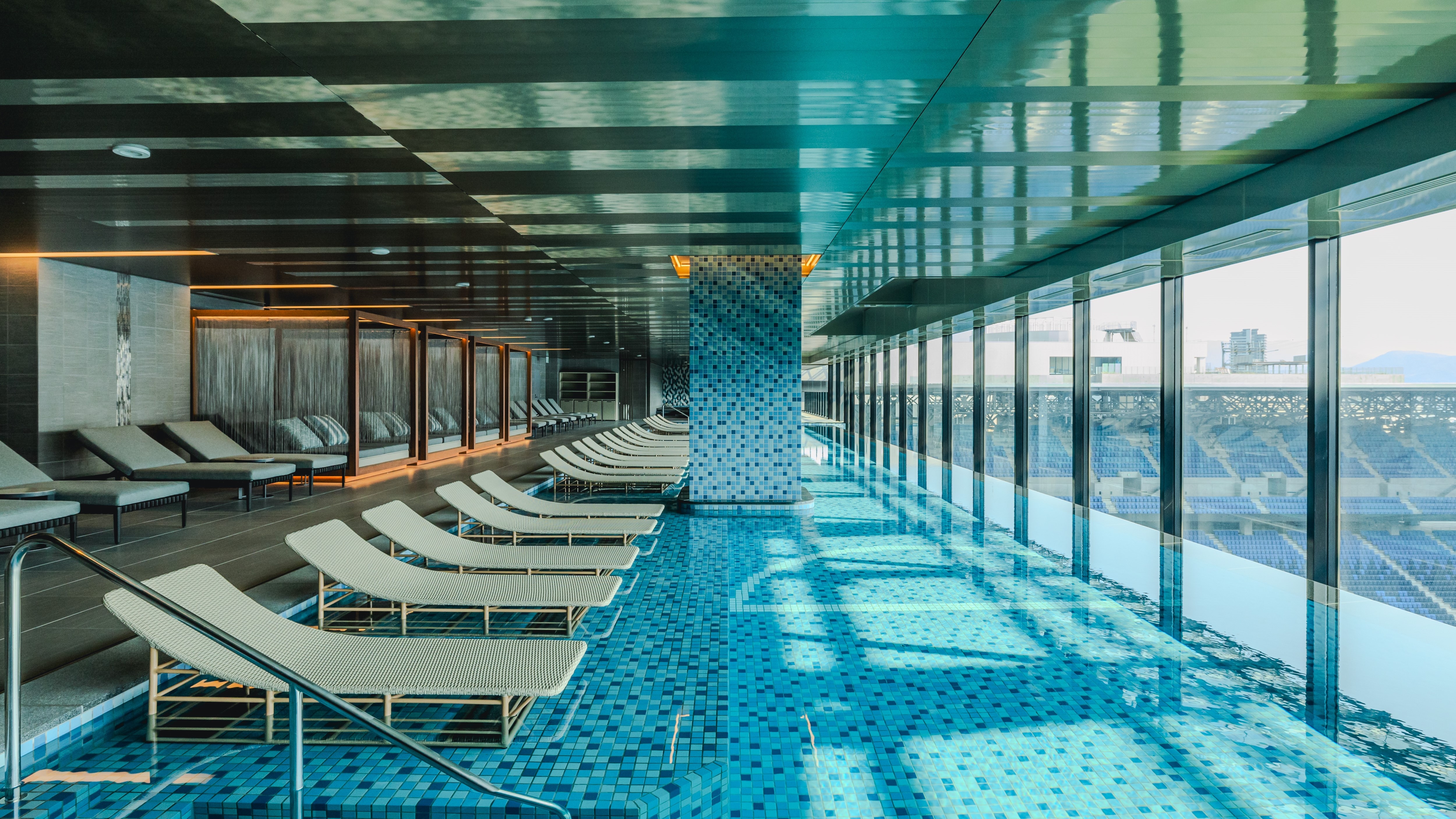6th floor pool (daytime)