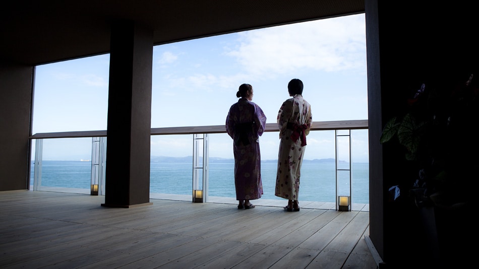 ≪渚テラス≫ウッドデッキをすすむと目に飛び込むのは一面の海と空のダイナミズム