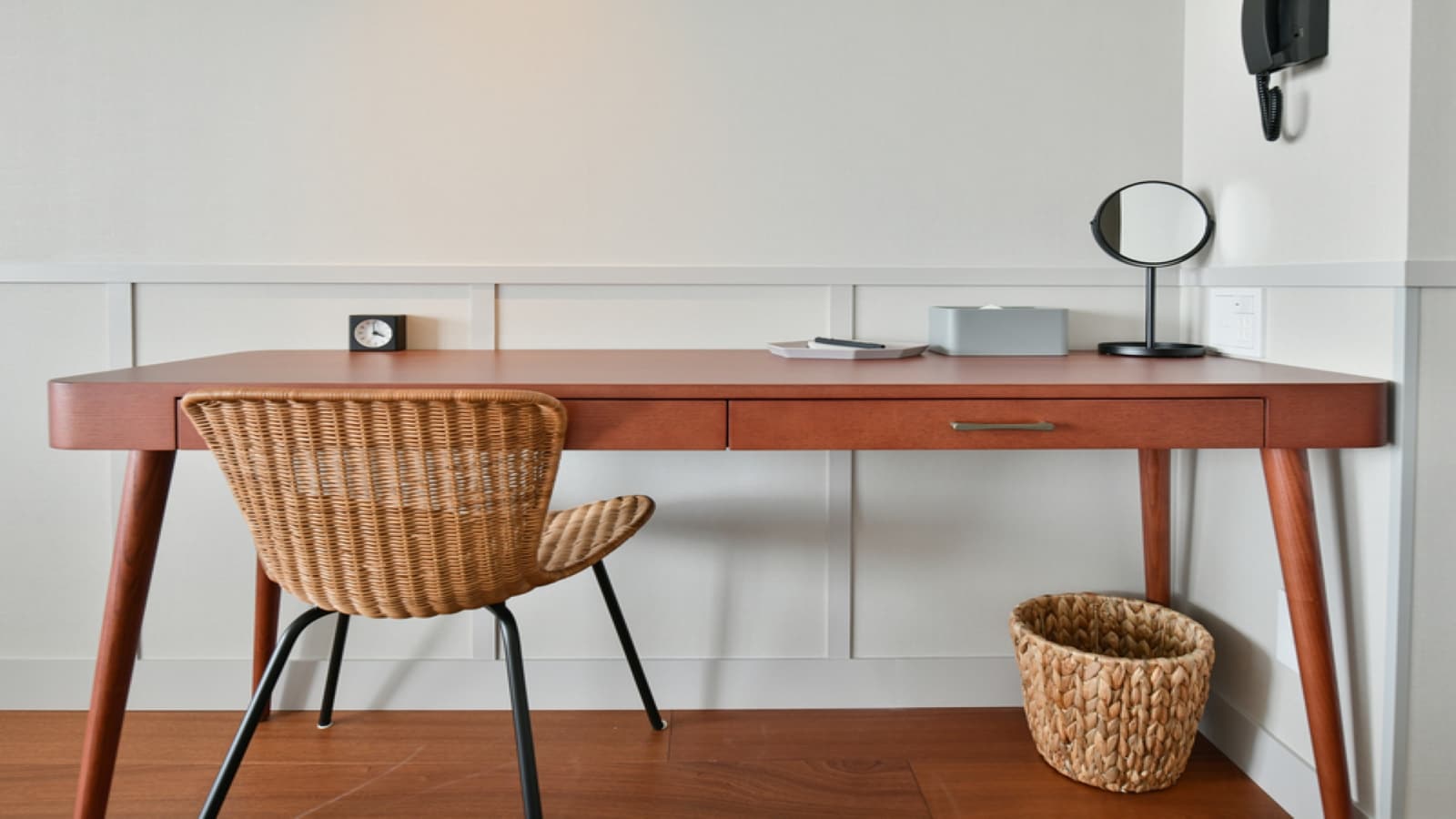 Deluxe Premium Room 房间内备有桌椅。