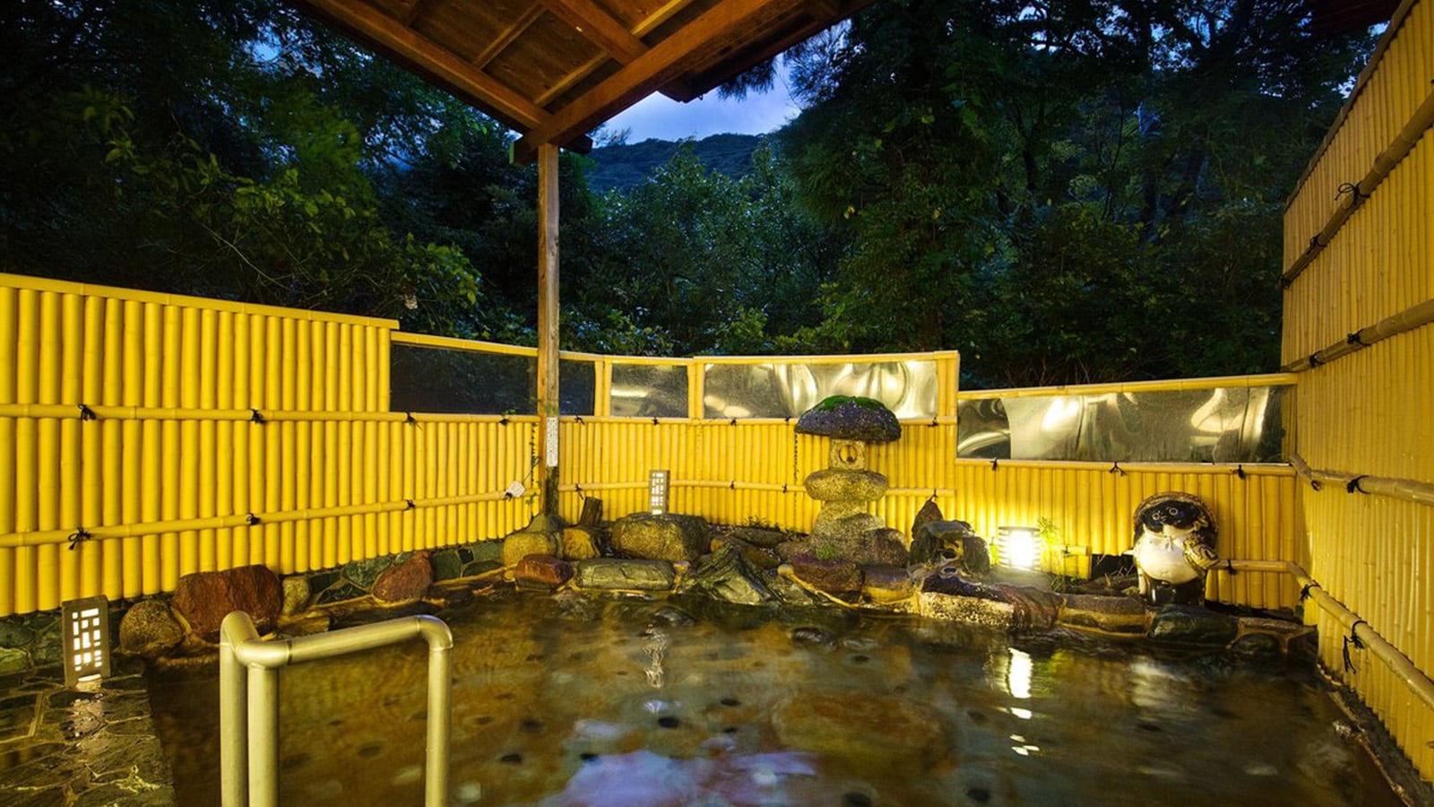 [-Large public bath-Open-air bath-] The smooth and gentle hot springs of Yunoyama are great for the skin. They also have a high moisturizing effect, so you'll have beautiful skin tonight♪