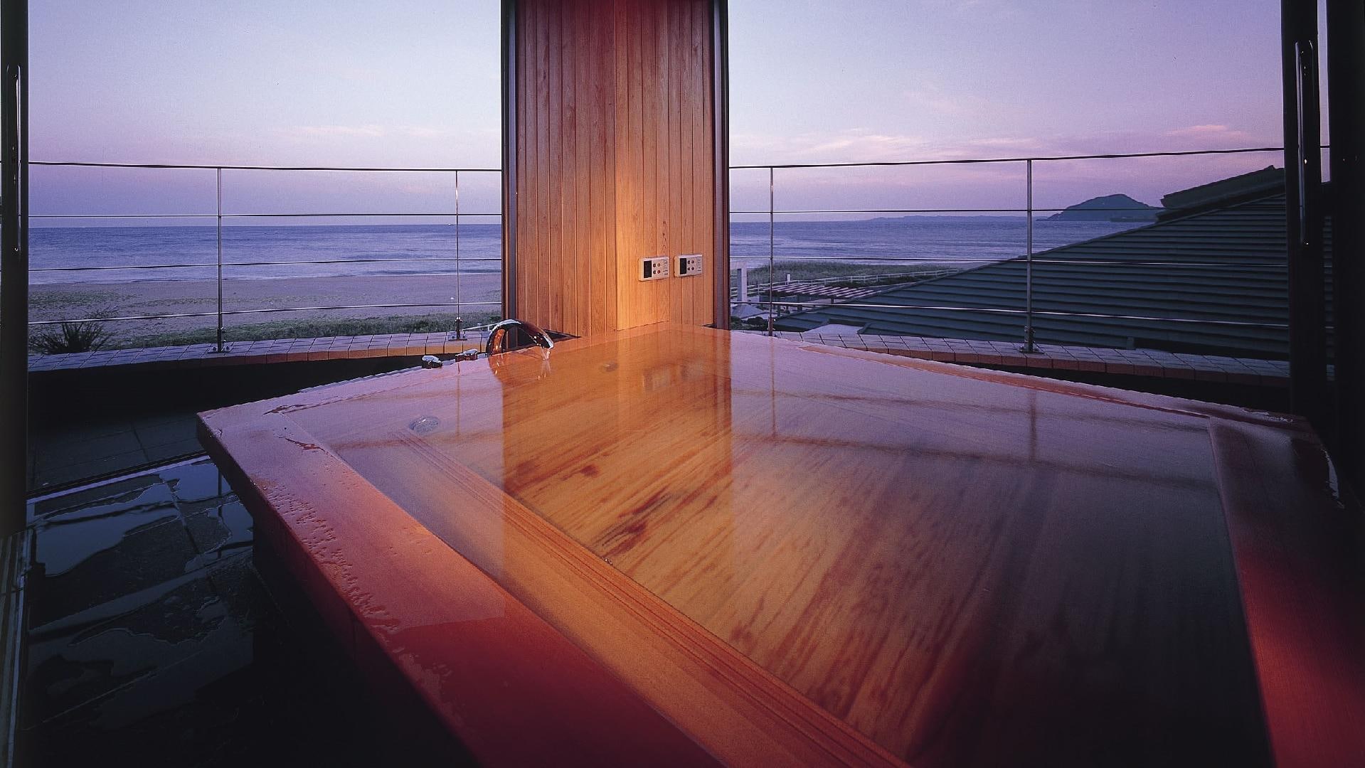 Waiting evening open-air bath (cypress bath)