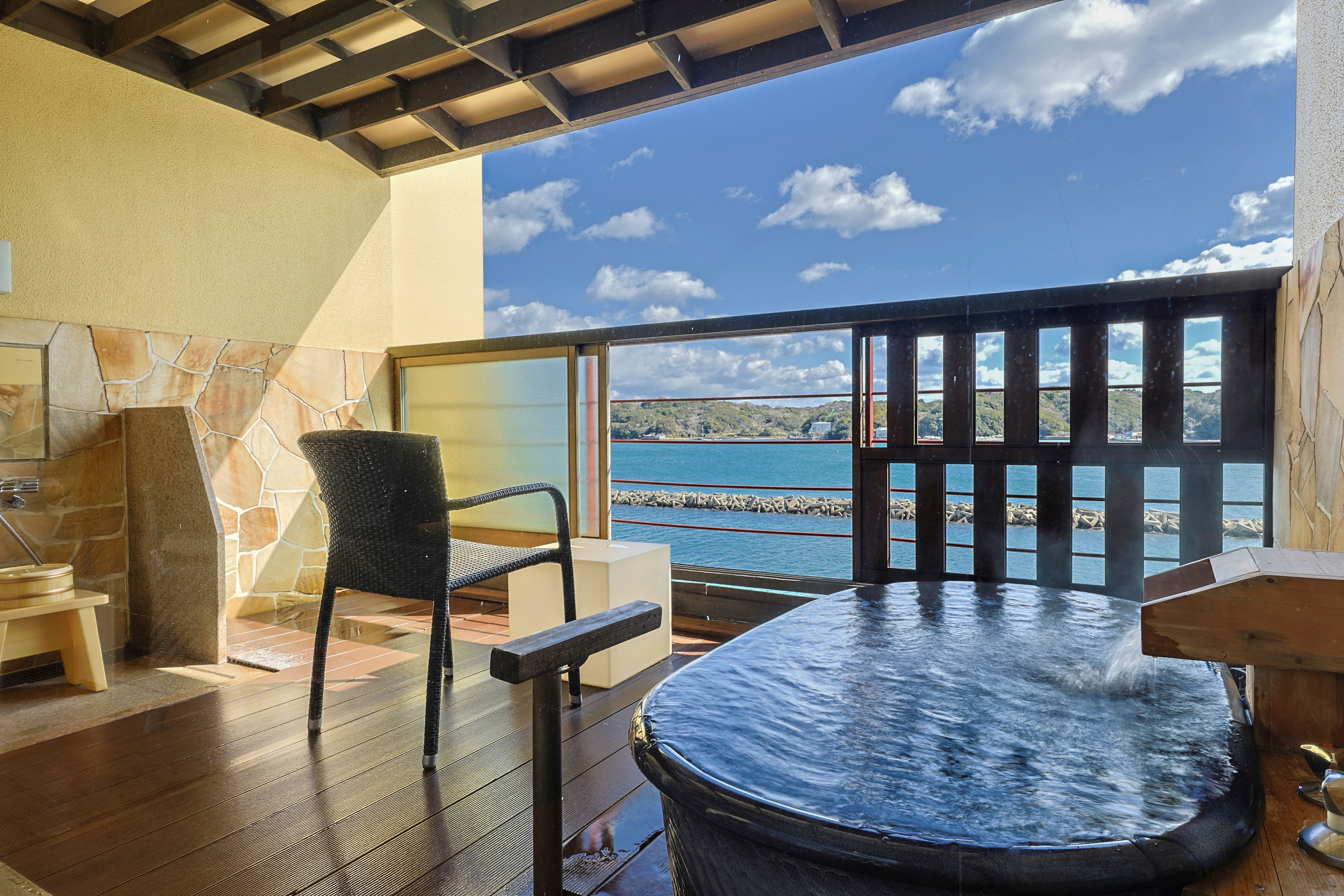 Guest room open-air bath