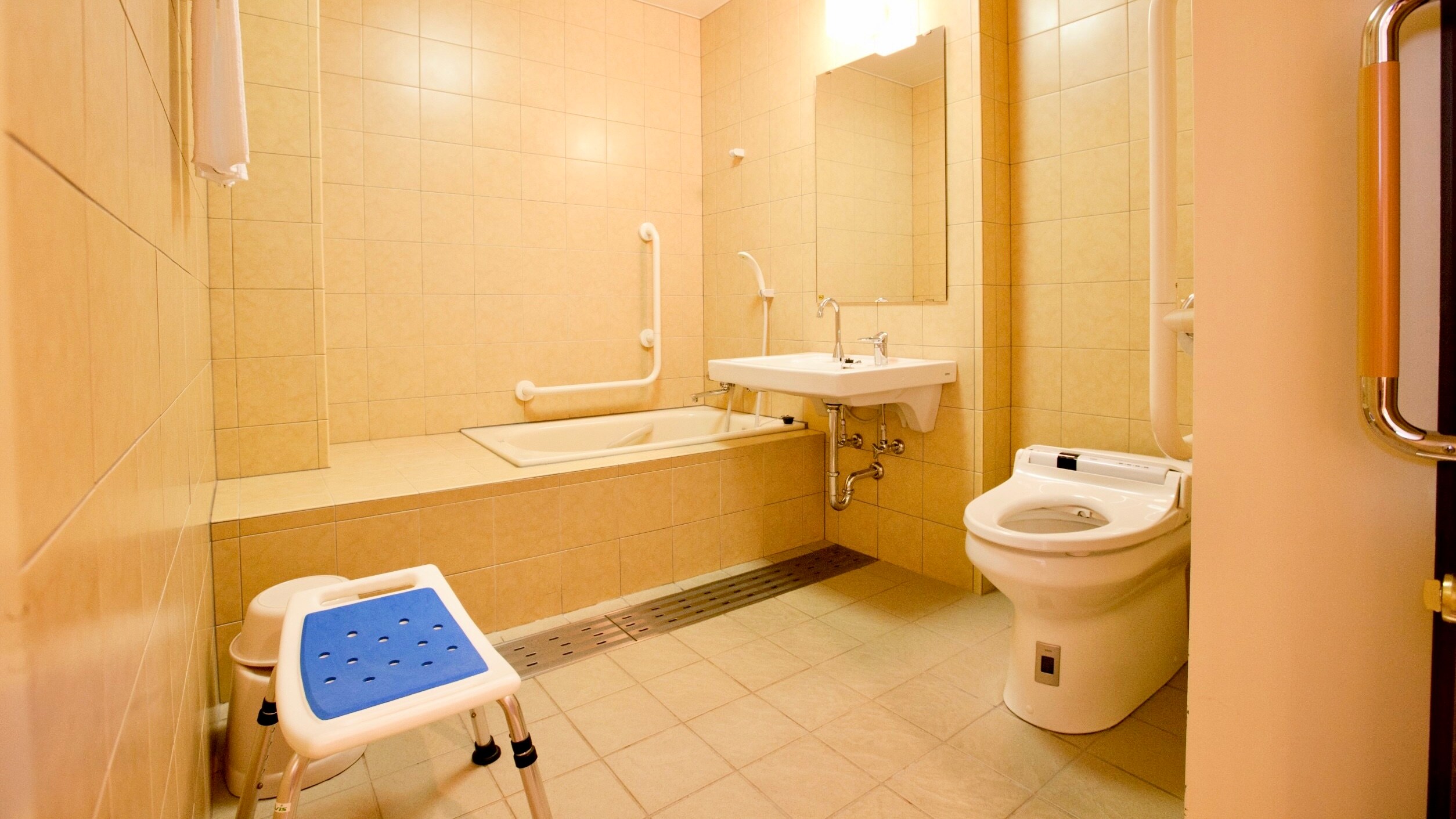 Barrier-free twin room