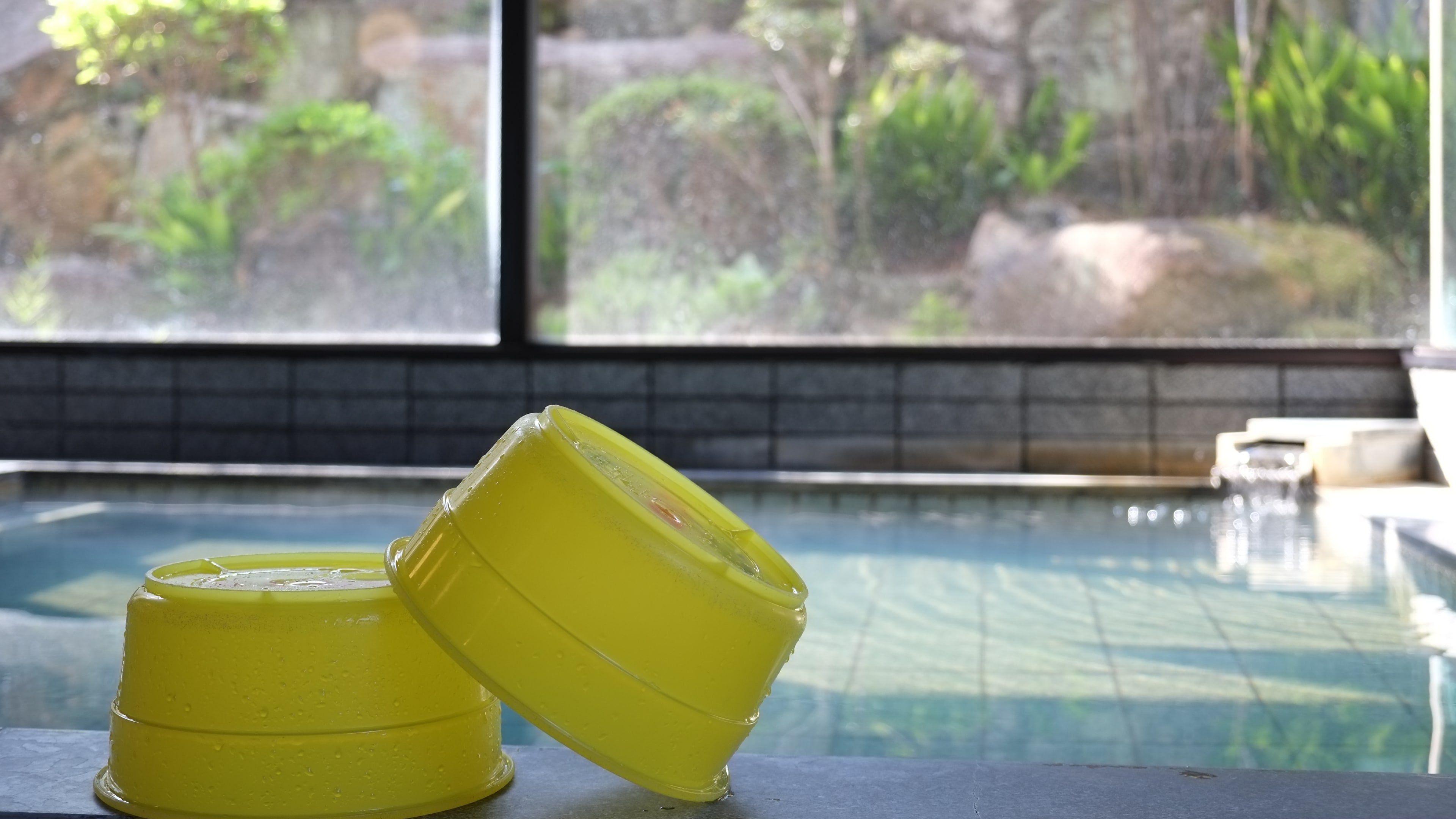 [Example of a bath] The hypotonic, weakly alkaline low-temperature hot spring is also popular as a beauty bath.
