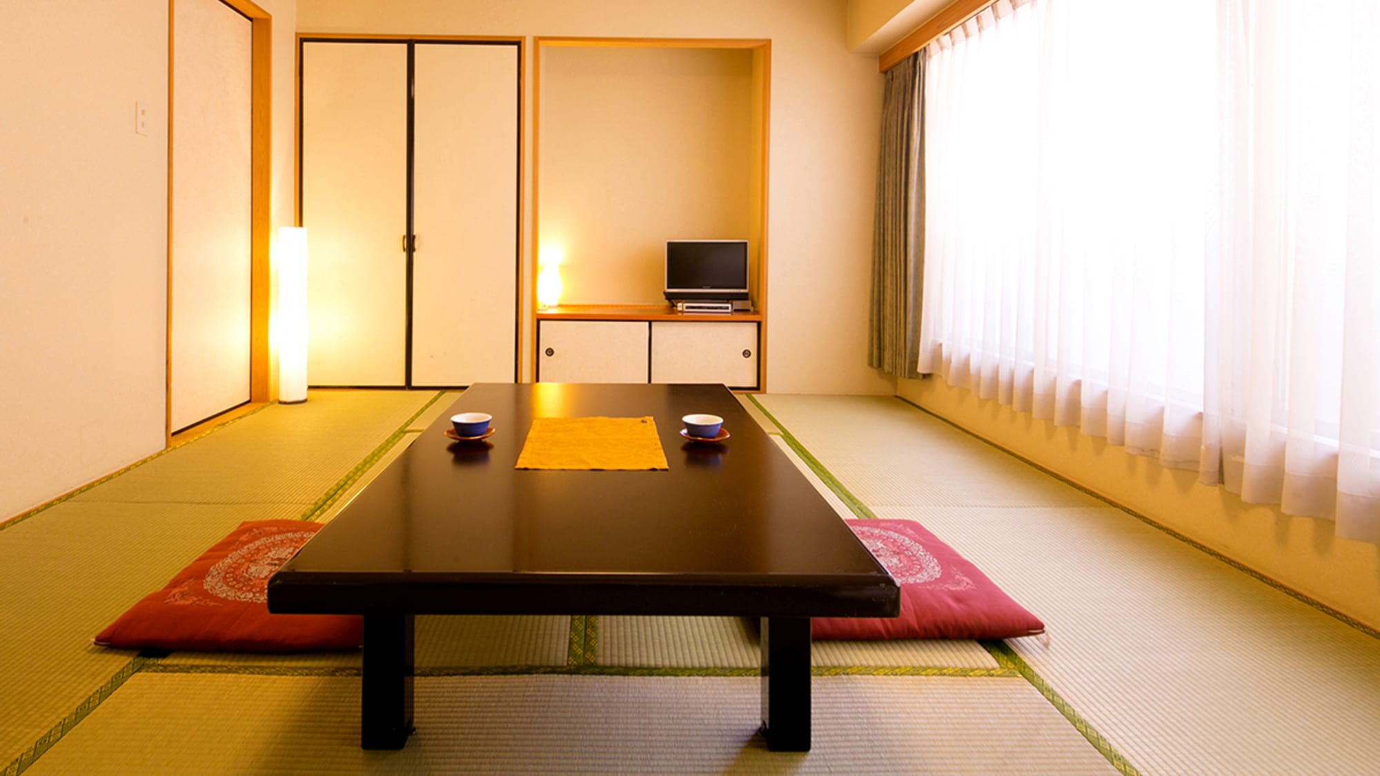 [Kamar bergaya Jepang] Kamar bergaya Jepang dengan 10 tikar tatami yang dapat menampung hingga 5 orang.