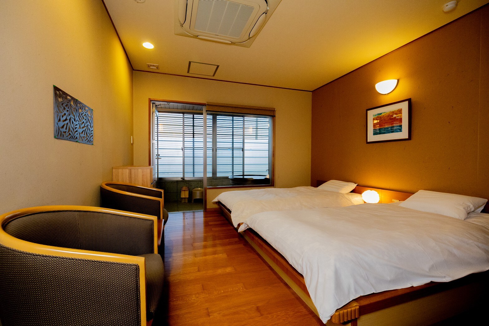 Japanese-Western style room with Shigaraki ware ceramic bath and Kikyo bed