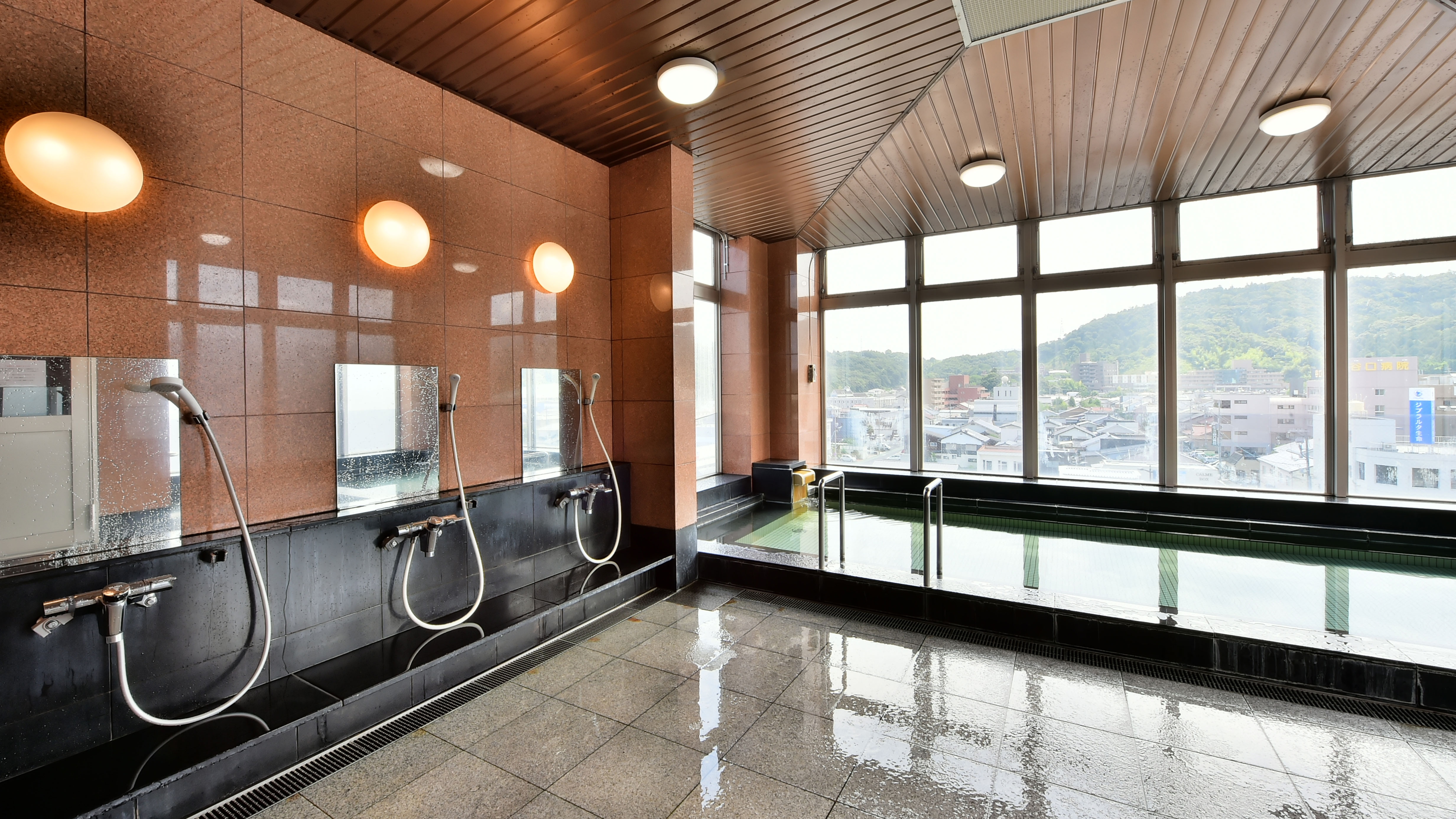 Overlooking Kurayoshi City! At night, you can see the small night view of Kurayoshi Station below. In the morning, you can take a bath while basking in the morning sun.