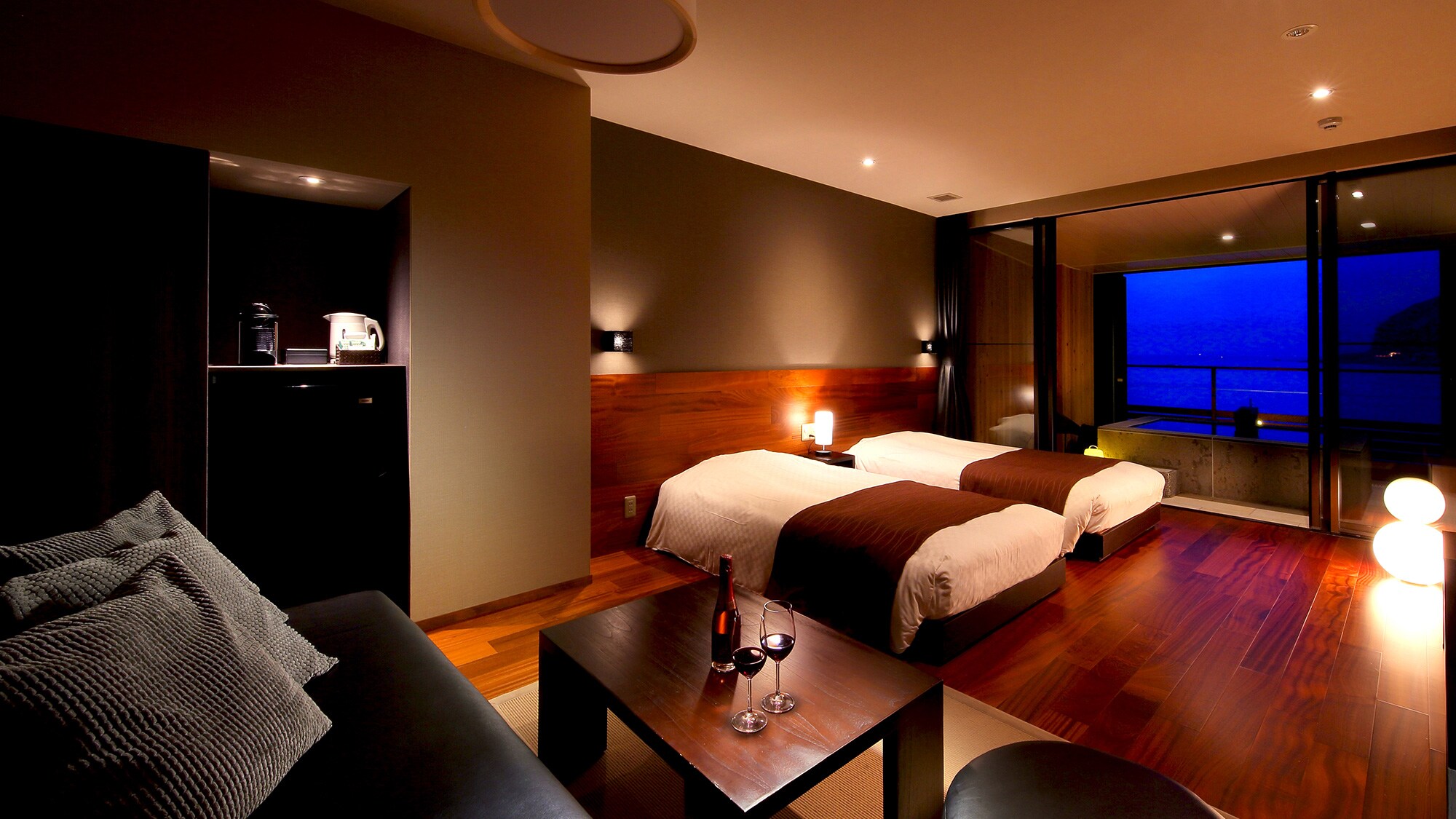 Guest rooms with open-air baths