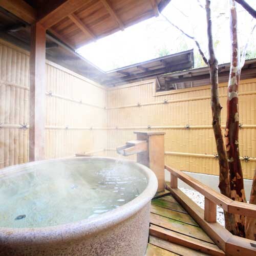 [During the "banquet"] There are two hot spring baths, a cypress open-air bath.