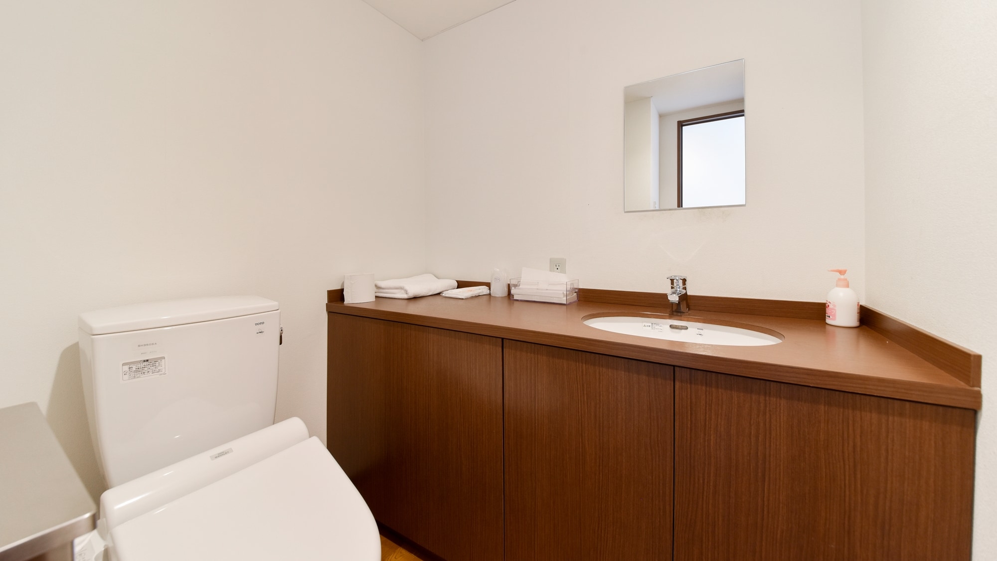 * Western-style room ◆ A room equipped with toilet facilities and a restroom.