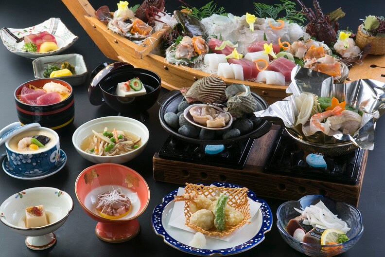 "Treasure Ship Meal" is a popular plan that features a boat-shaped platter of seven luxurious dishes, including flounder and spiny lobster.
