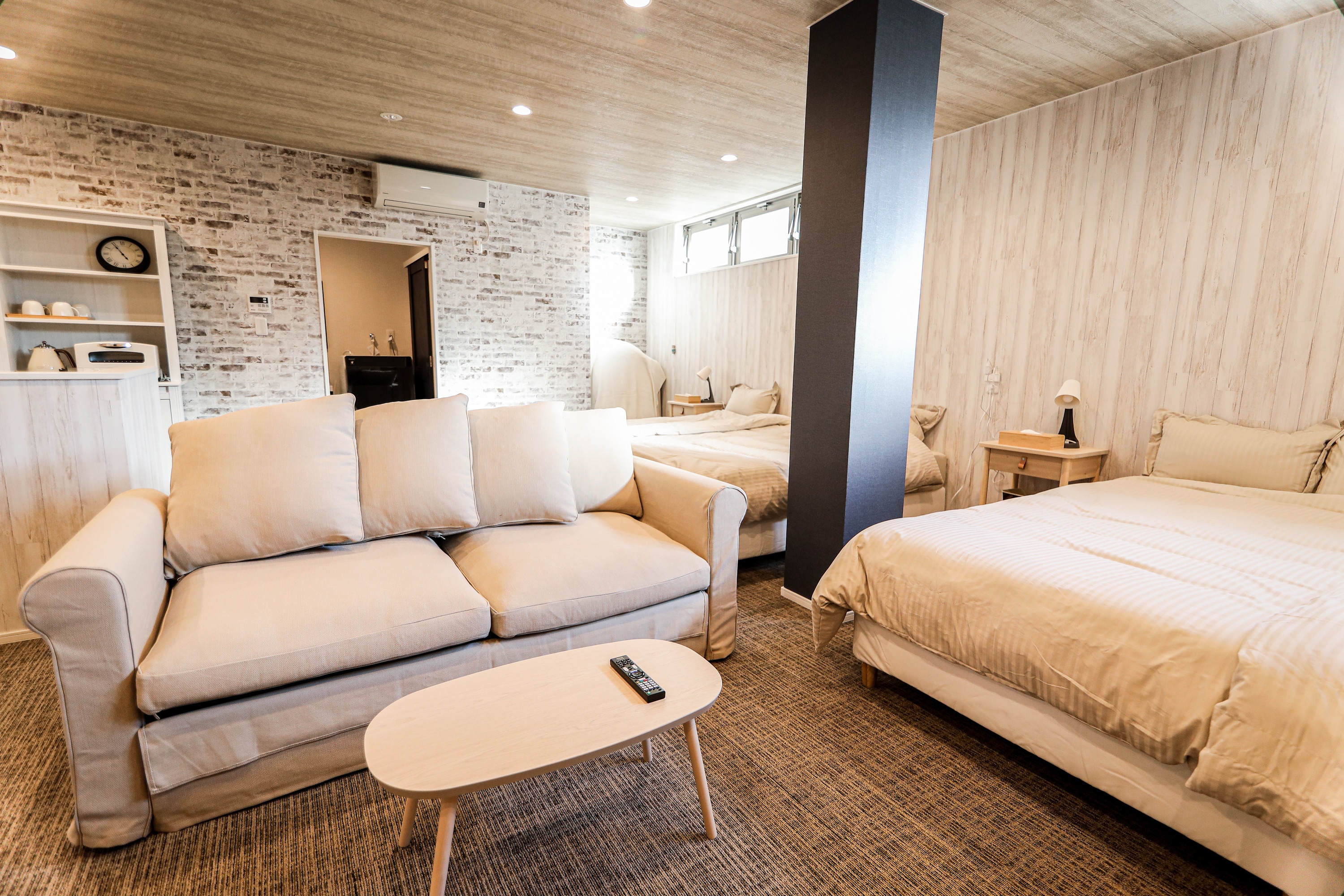 MQ1 room-2: The sofa has damage on the right side (left; it changes left and right depending on the photo).