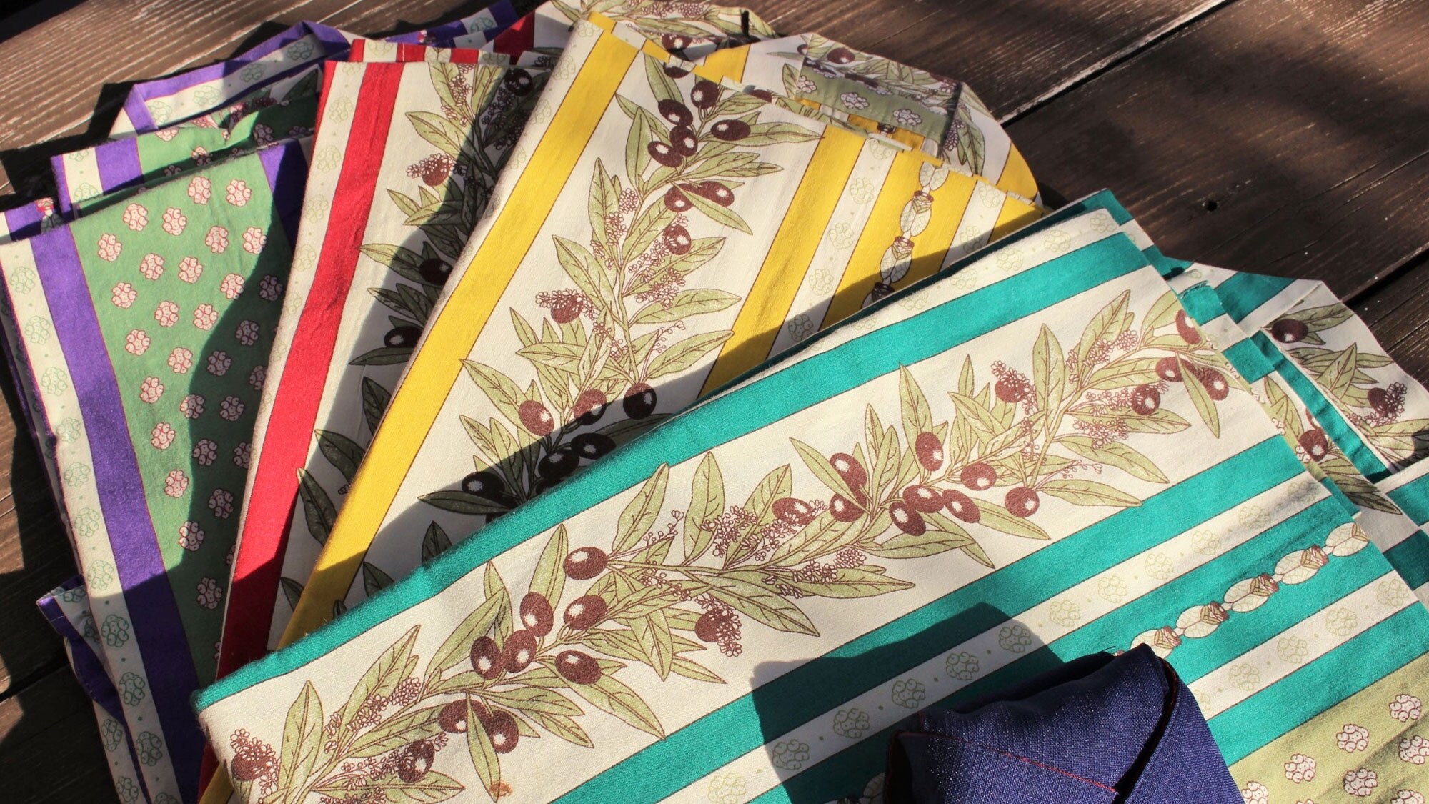 Yukata with traditional Provencal motifs. Available in sizes S to LL.