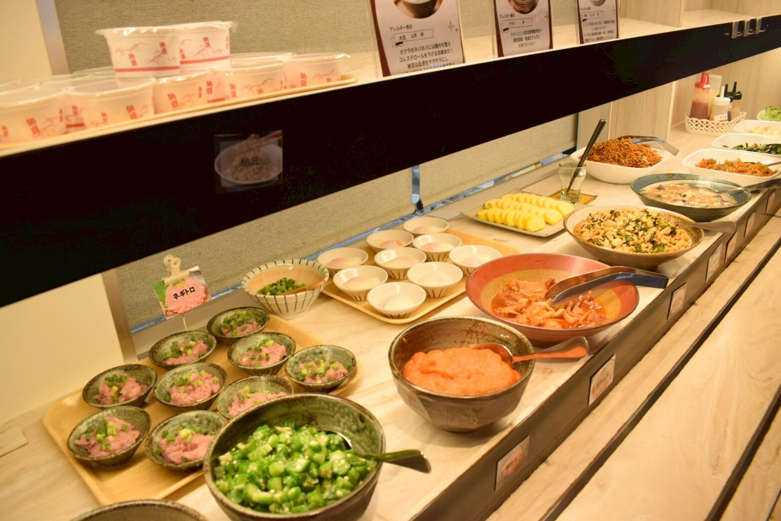 日式蓋飯自助餐。