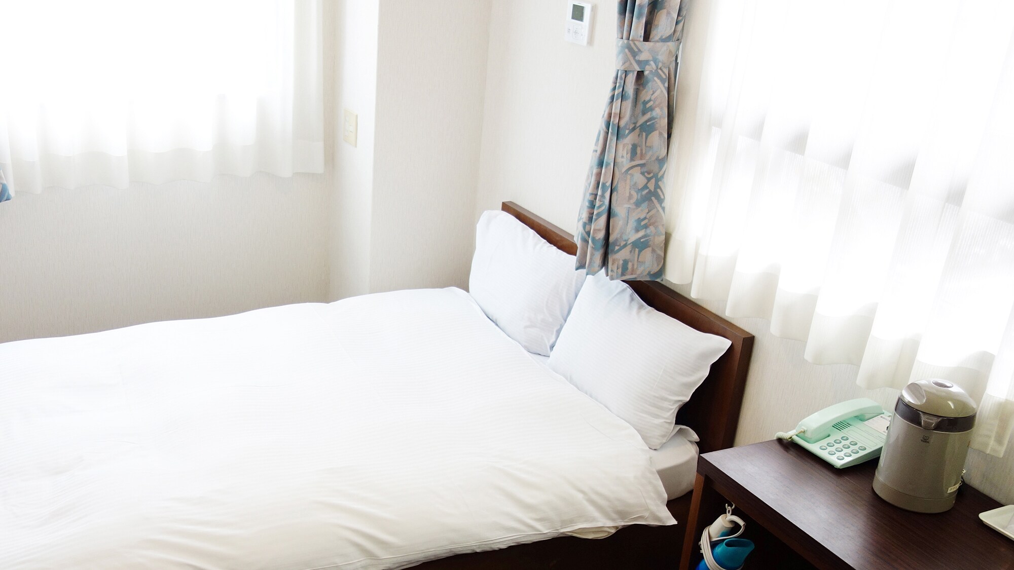 Non-smoking semi-double room
