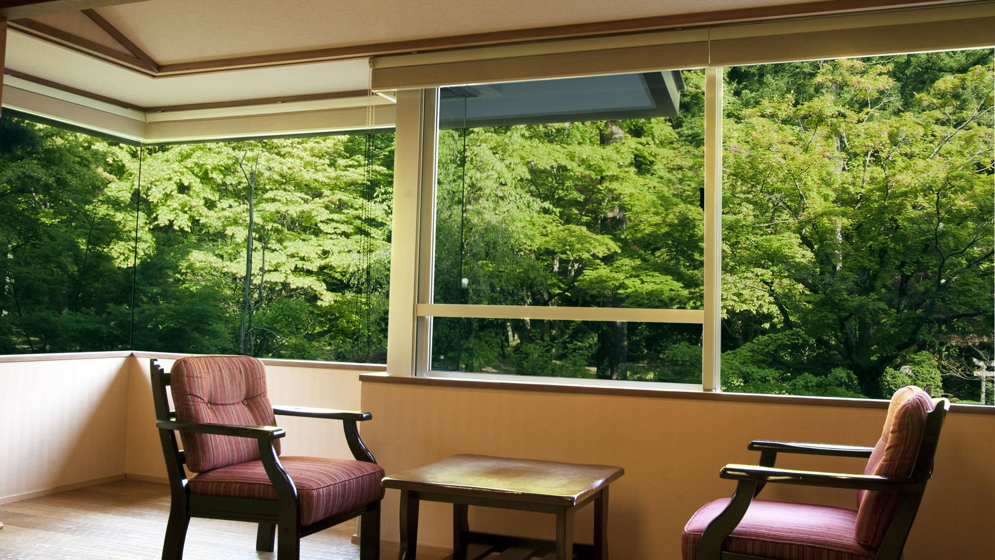 [Main building guest room] From the window, you can see the large garden of 4,000 tsubo, which is rich in seasonal atmosphere.