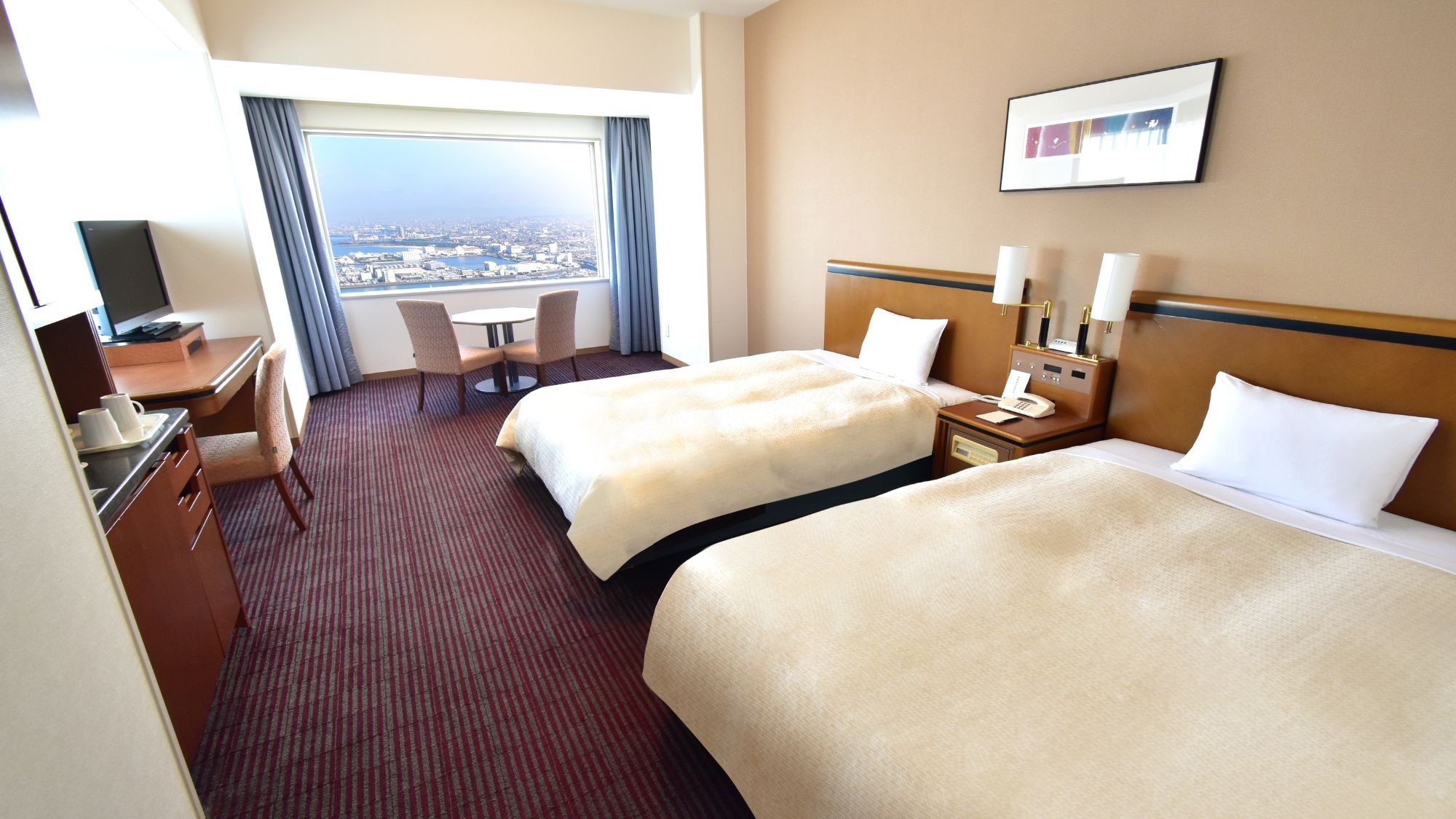 Deluxe Corner Twin Room with Airport View