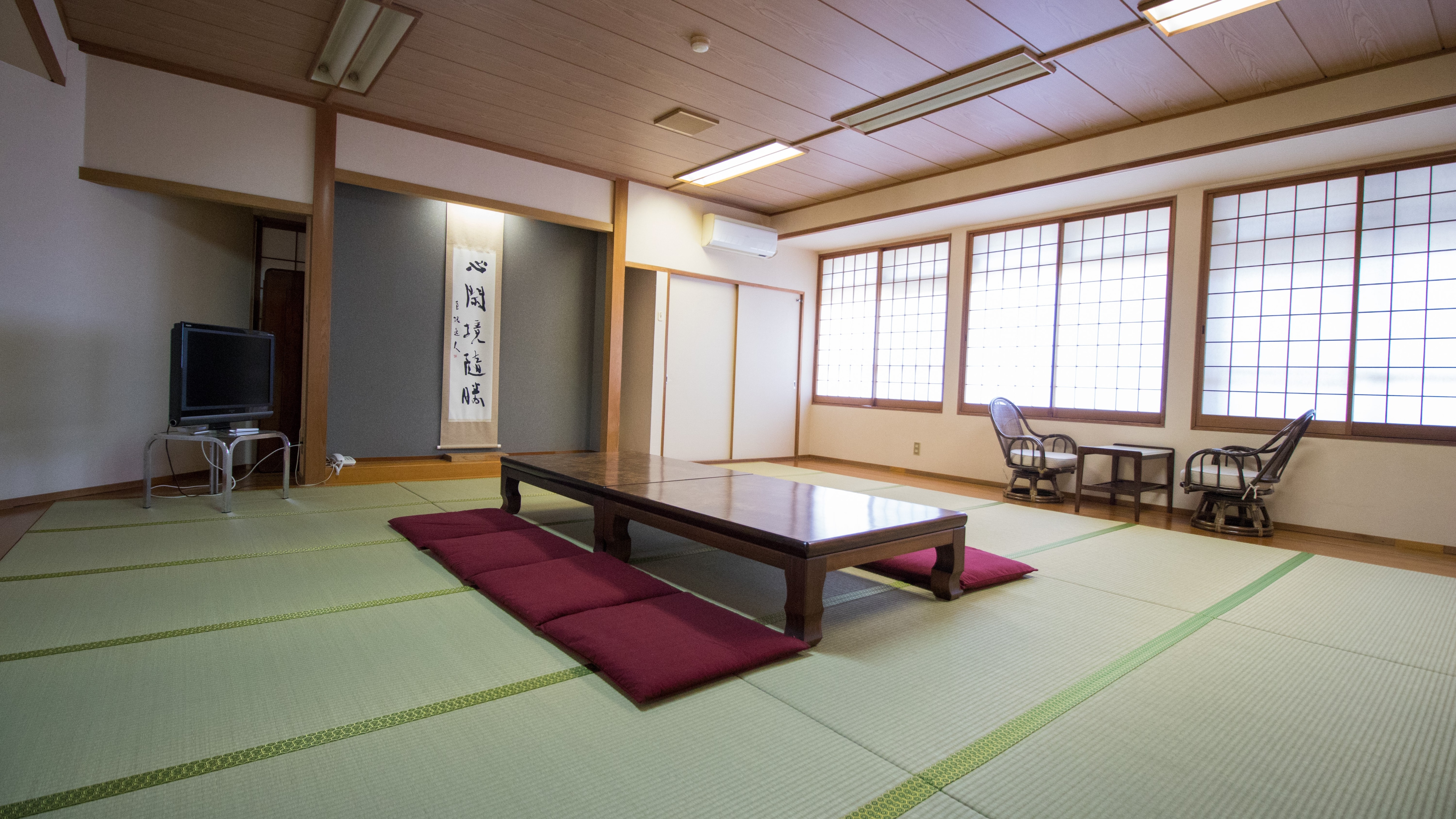 ・There is only one spacious 18 tatami Japanese-style room. It is not adjacent to other rooms, so it is OK to make a little noise.