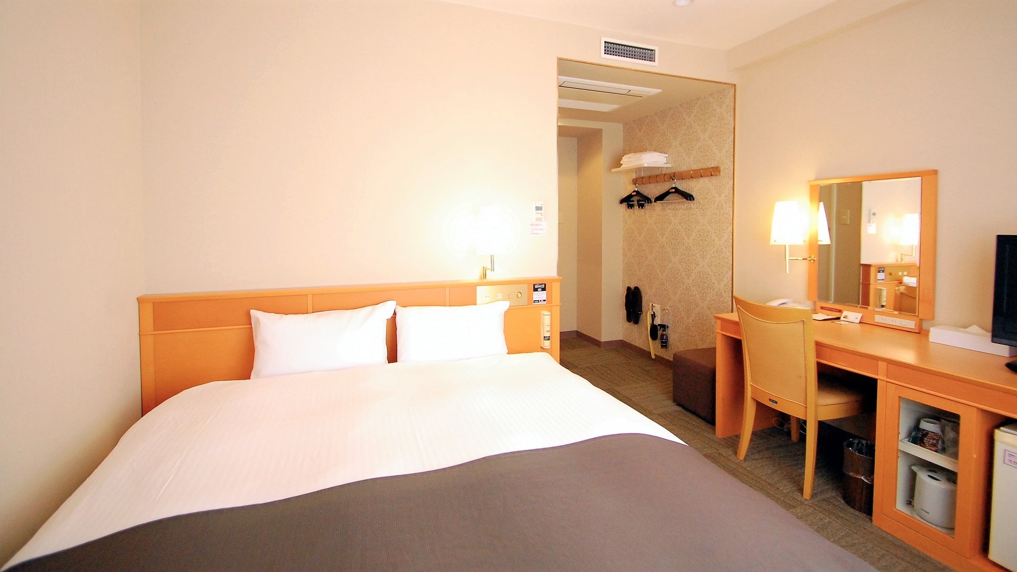 Double room / 160cm width / Unit bath (with bathtub) approx. 15 square meters / Facing the entrance