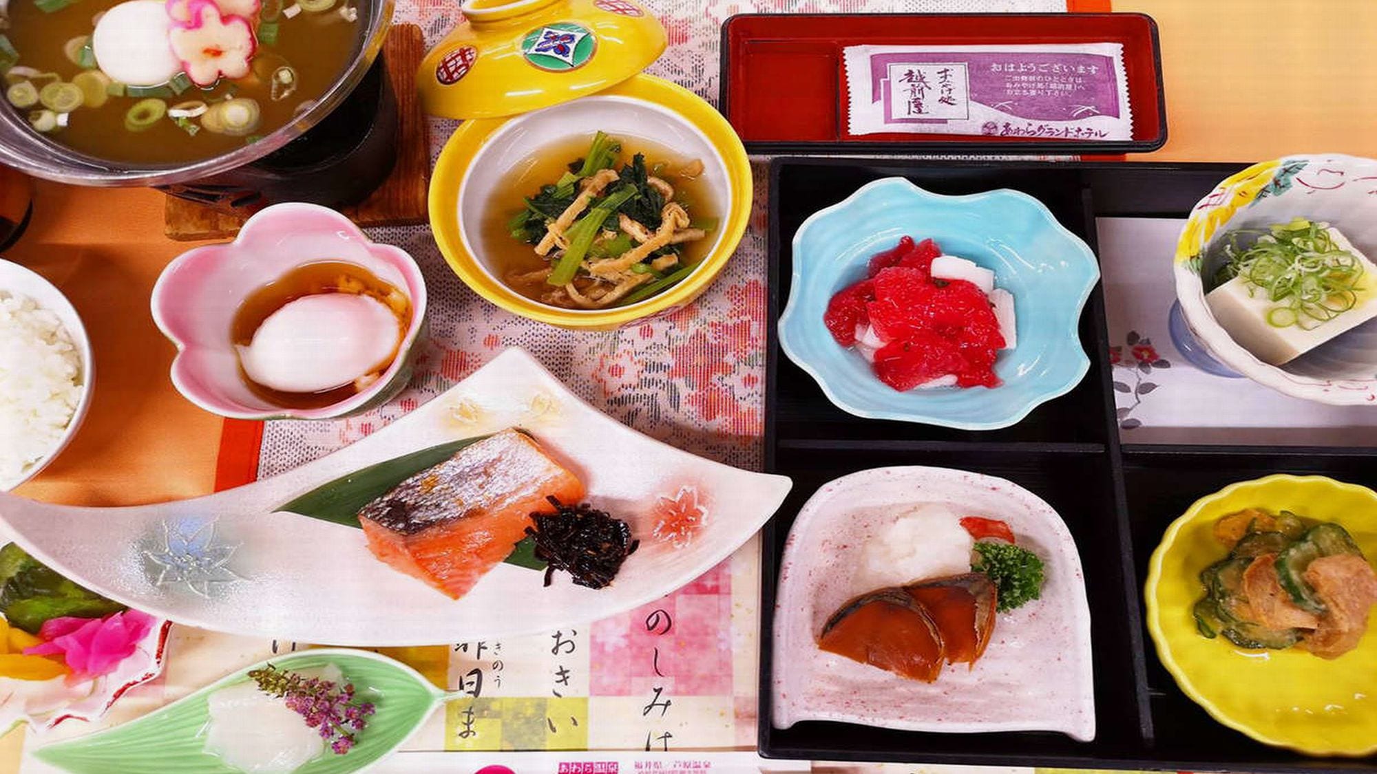 Freshly cooked rice and hot miso soup. Please enjoy a delicious Japanese breakfast.