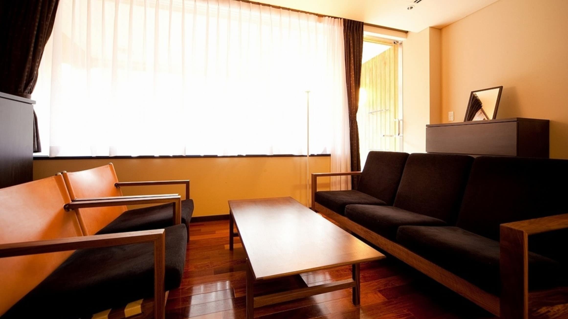 Special Japanese-style room 10 tatami mats + living room (4 people capacity)