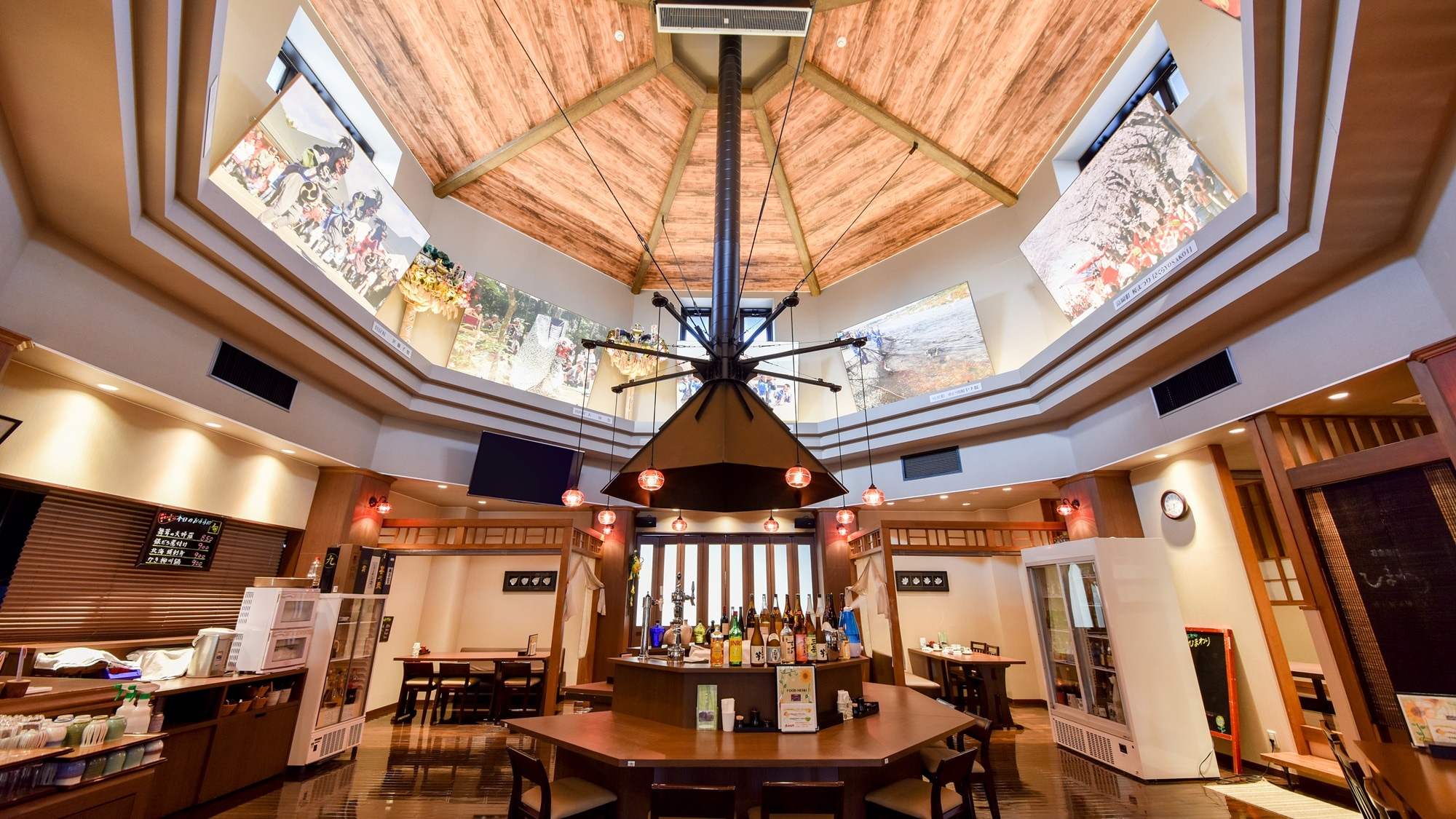 *[ร้านอาหาร "ฮิมาวาริ"] จัดแสดงเทศกาลแบบดั้งเดิมจาก 8 เมืองและหมู่บ้านในเขตฟุตาบะ