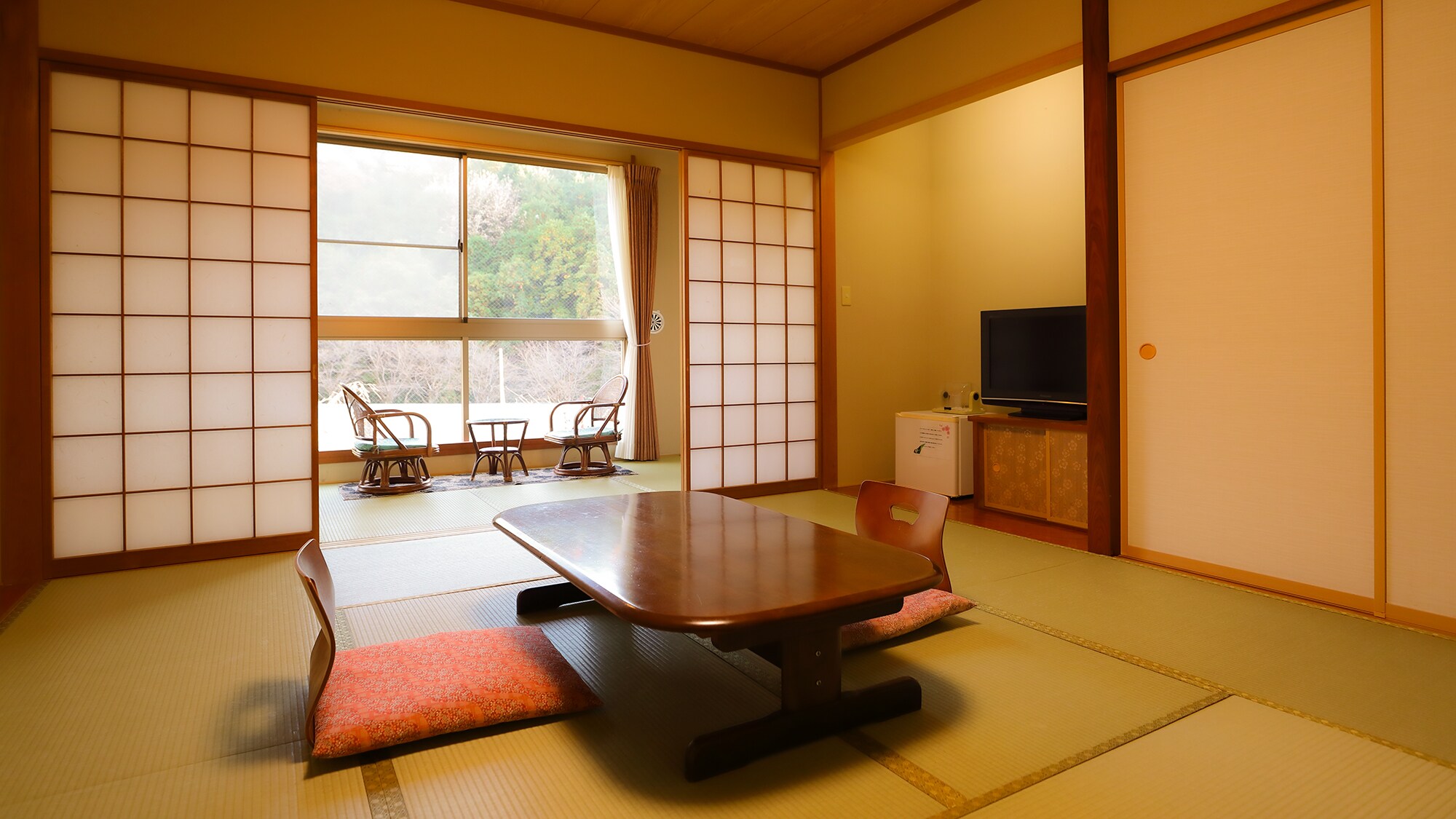 [New building] Japanese-style room 10-12.5 tatami mats + wide veranda
