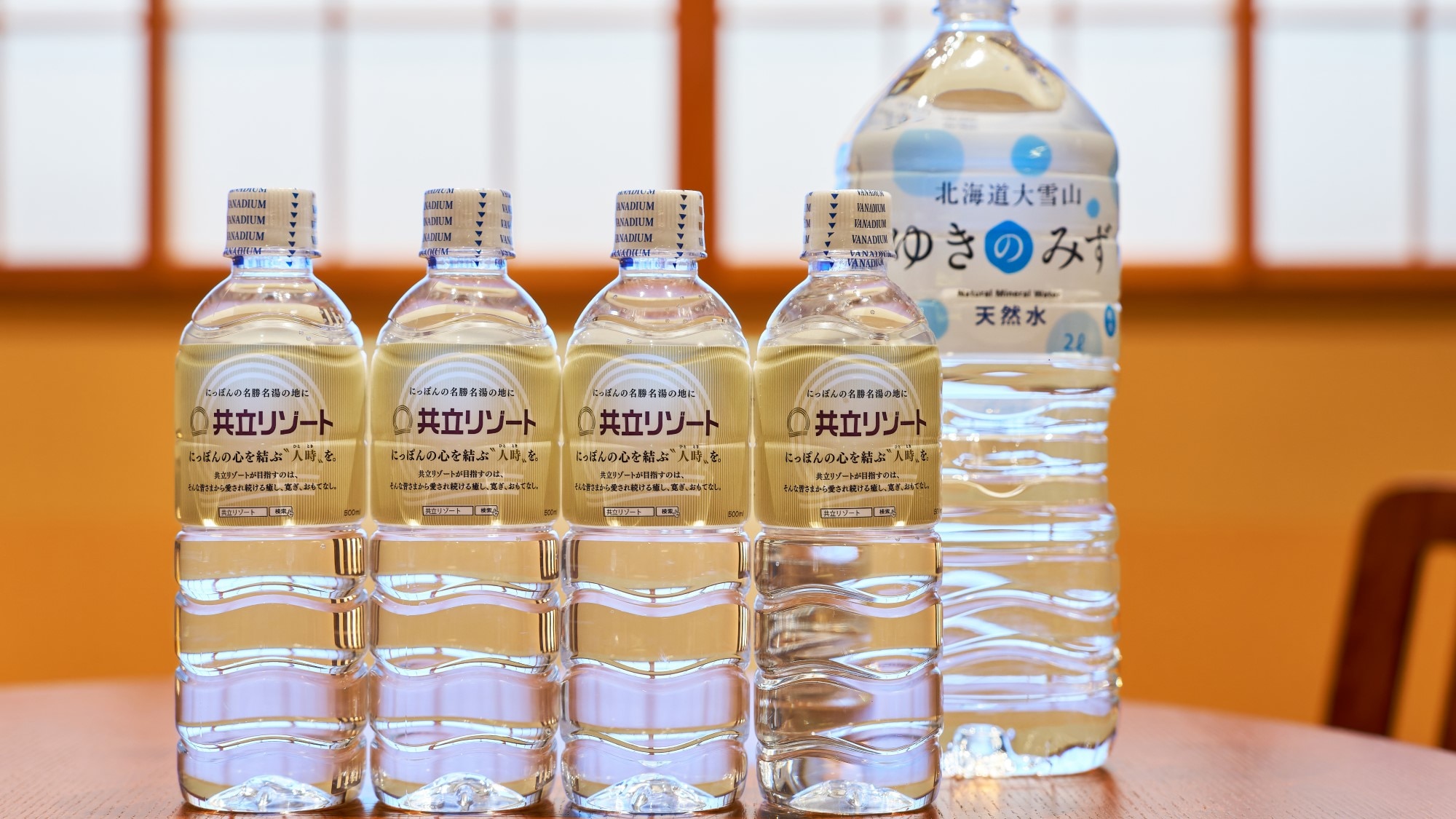 [สิ่งอำนวยความสะดวกในห้องพัก] เรามีน้ำ 500 มล. และ 2 ลิตรให้แขกแต่ละคน โปรดใช้สำหรับกาแฟหรือชา