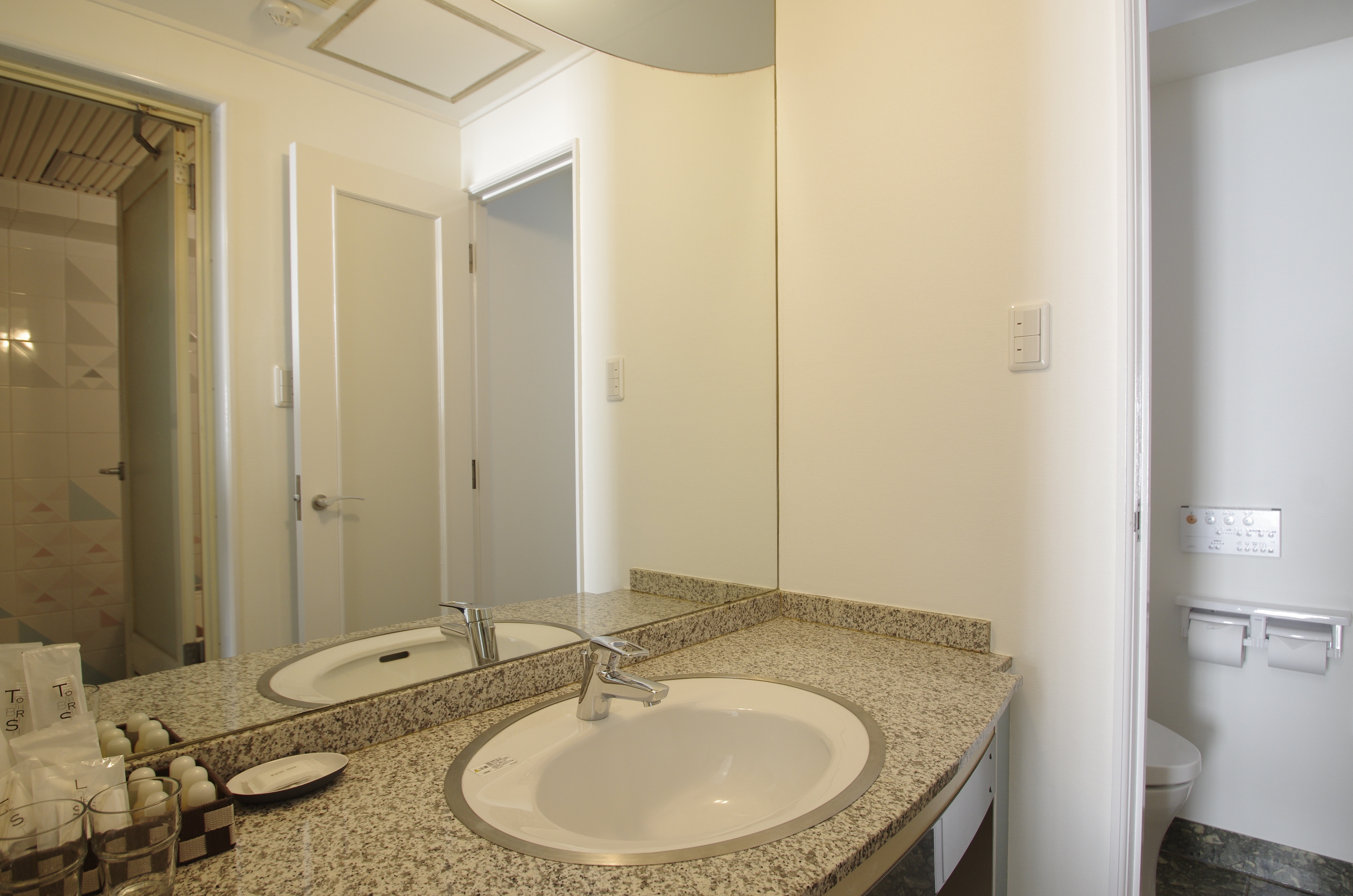 Superior twin room washroom