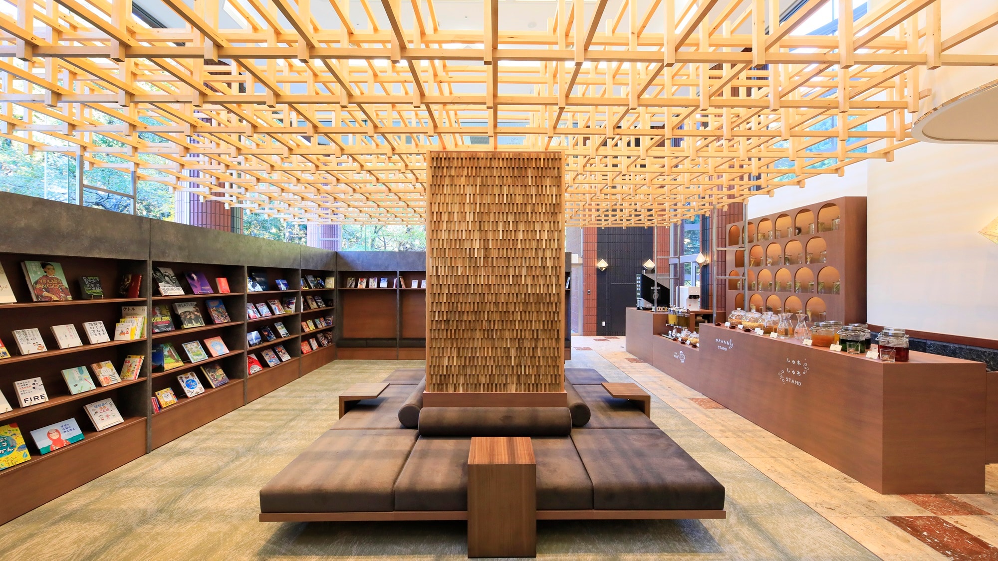 【ラウンジ】整然とした木組みと柔らかな光に癒されるくつろぎのスペース