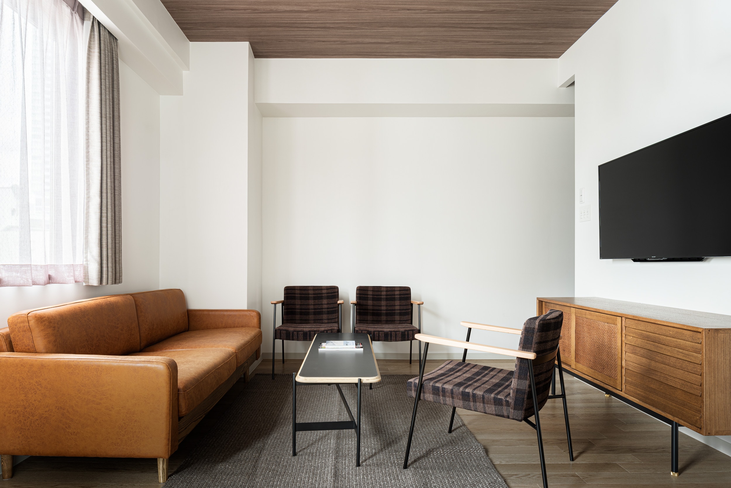 Studio Suite Please spend your time after your trip in the spacious living room.