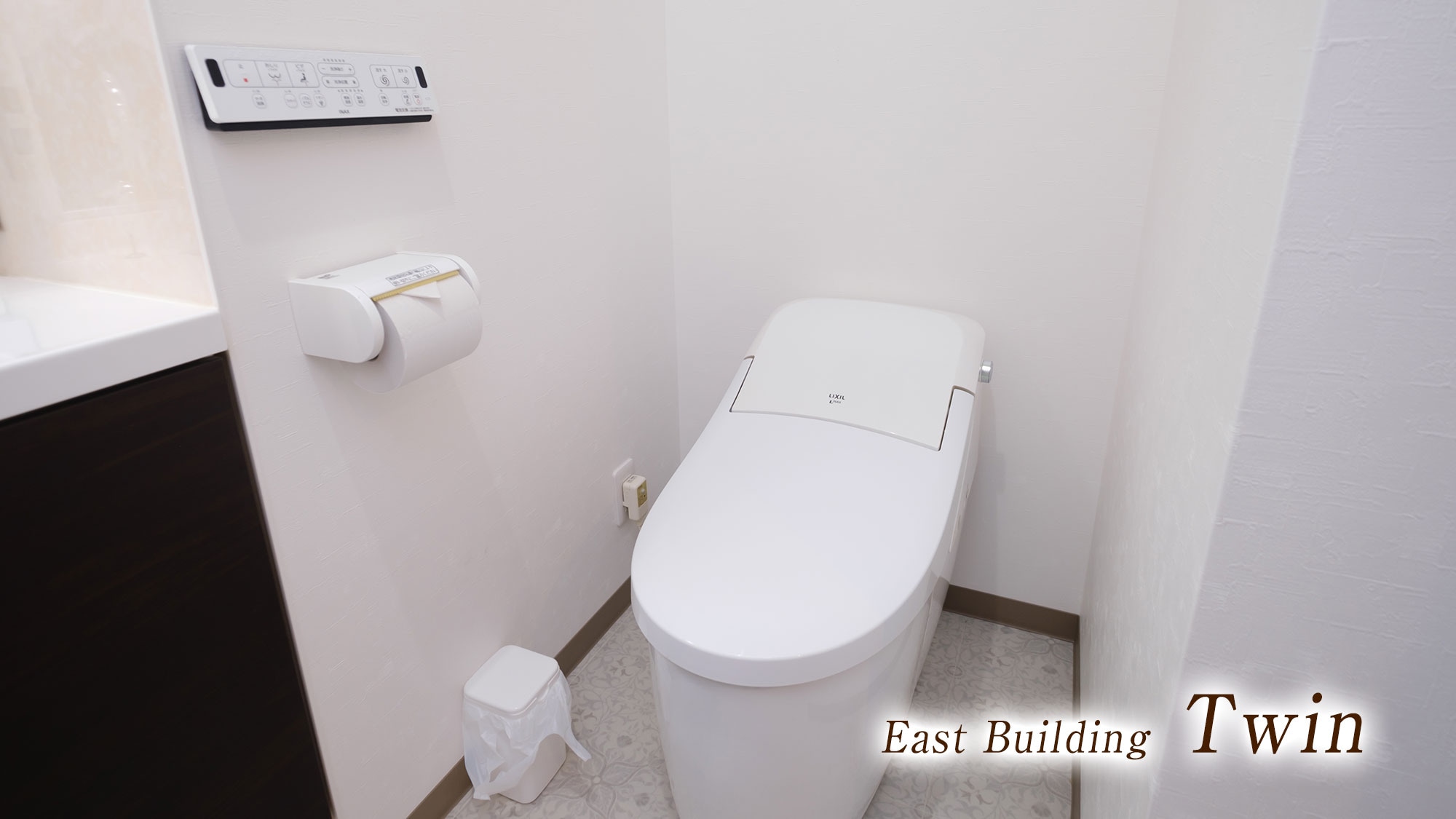 [East Wing Twin] [Equipped with heated toilet seat] Shower booth / High-quality space with wide desk