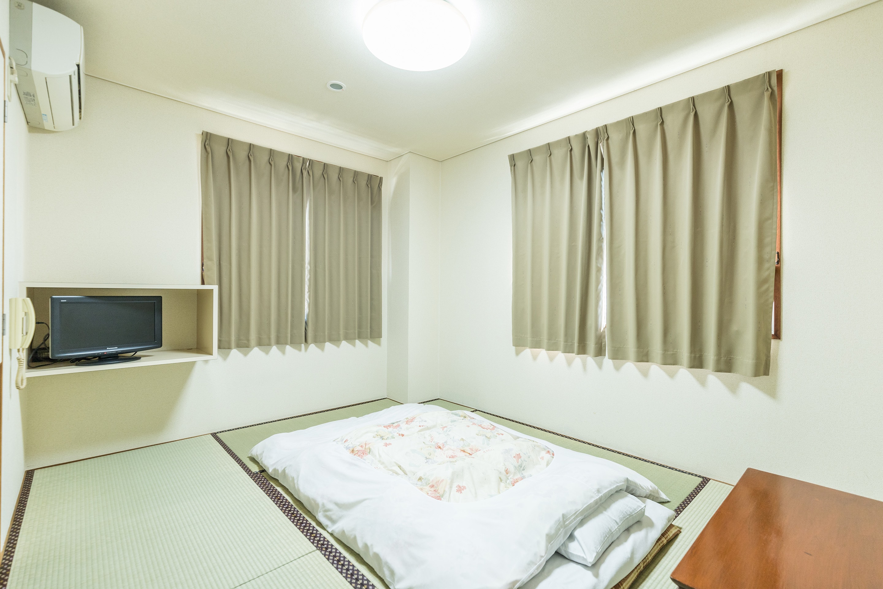 Japanese-style room for two (no bath or toilet)