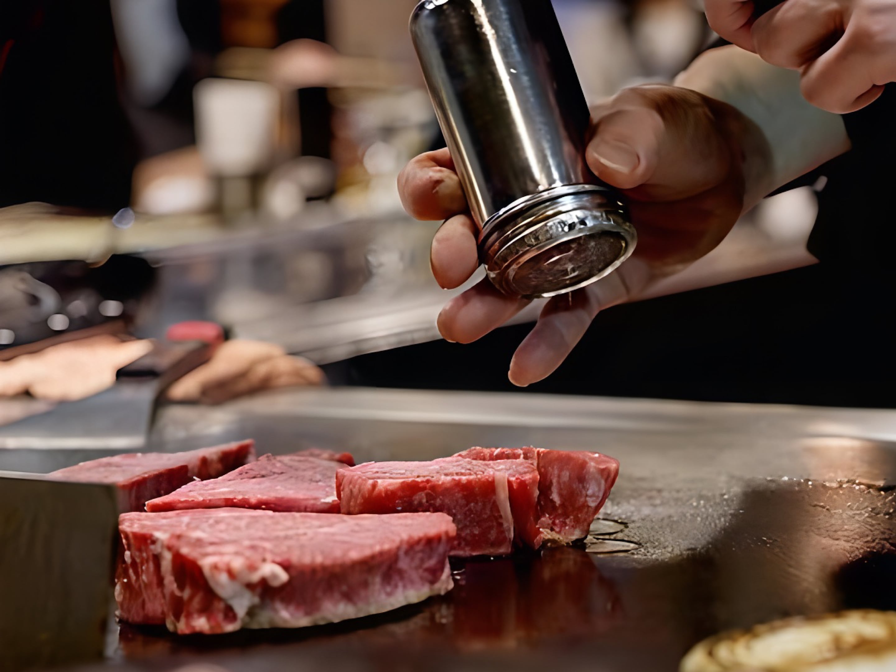 [Live Kitchen] At the dinner buffet, you can enjoy all-you-can-eat Shiraoi beef steak cooked right in front of you by the chef!