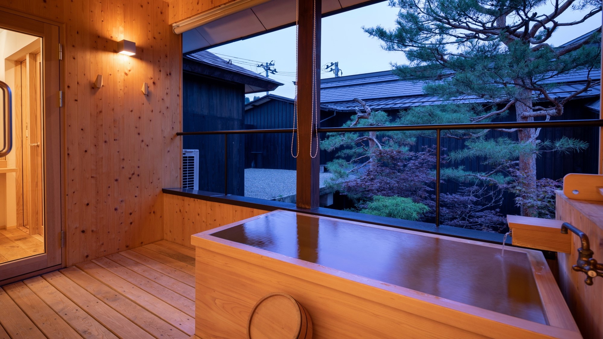 [YAMAGATA 05] With an open-air bath made of cypress on the terrace