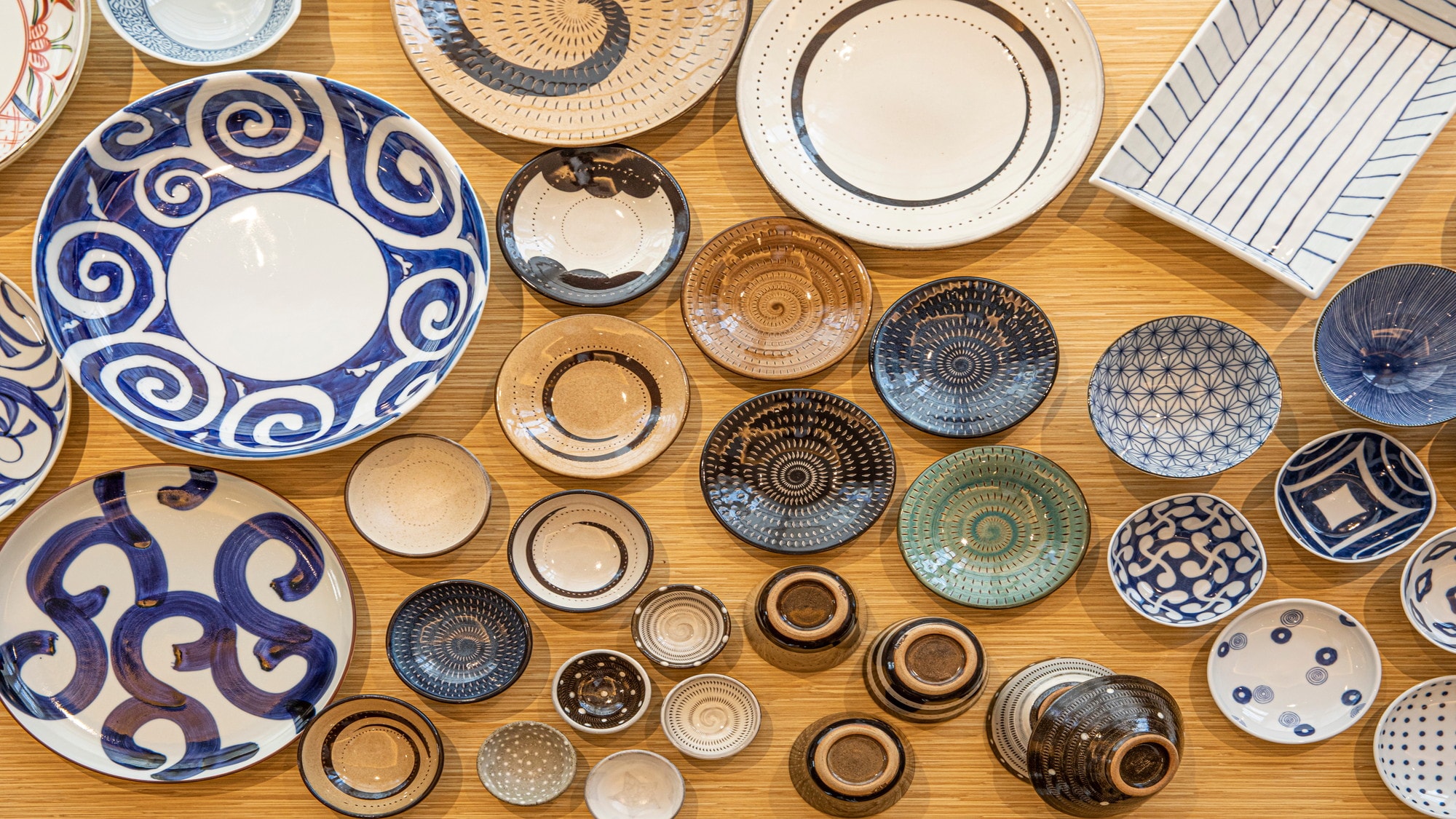 เซรามิก : เราใช้เครื่องปั้นดินเผาโออิชิวาระและเครื่องปั้นดินเผาฮาซามิ