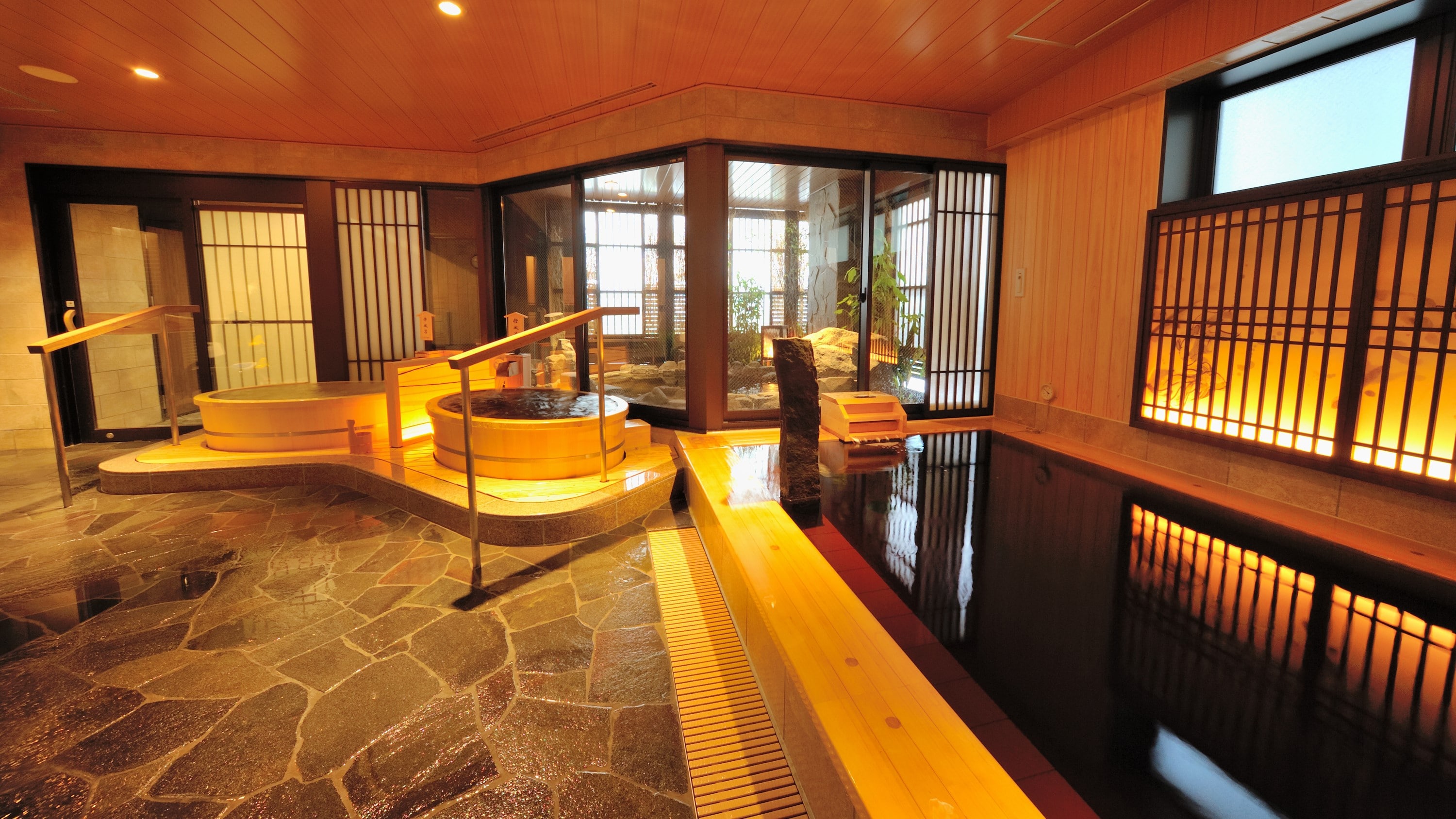 ◇ Women's indoor bath (hot water temperature 40-41 ℃)