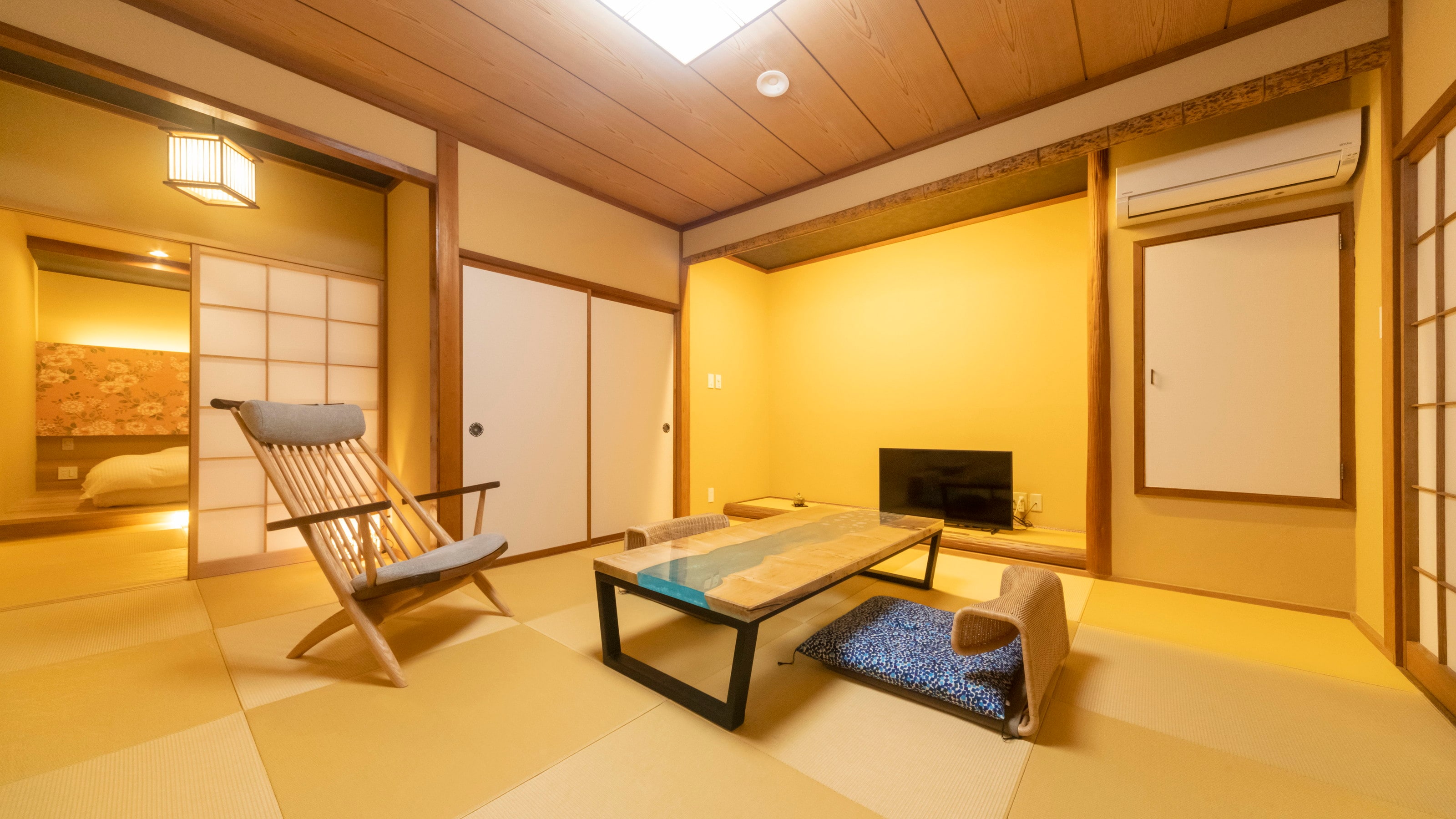 【大】10張榻榻米的日式房+帶大檜木半露天浴池的雙床房。